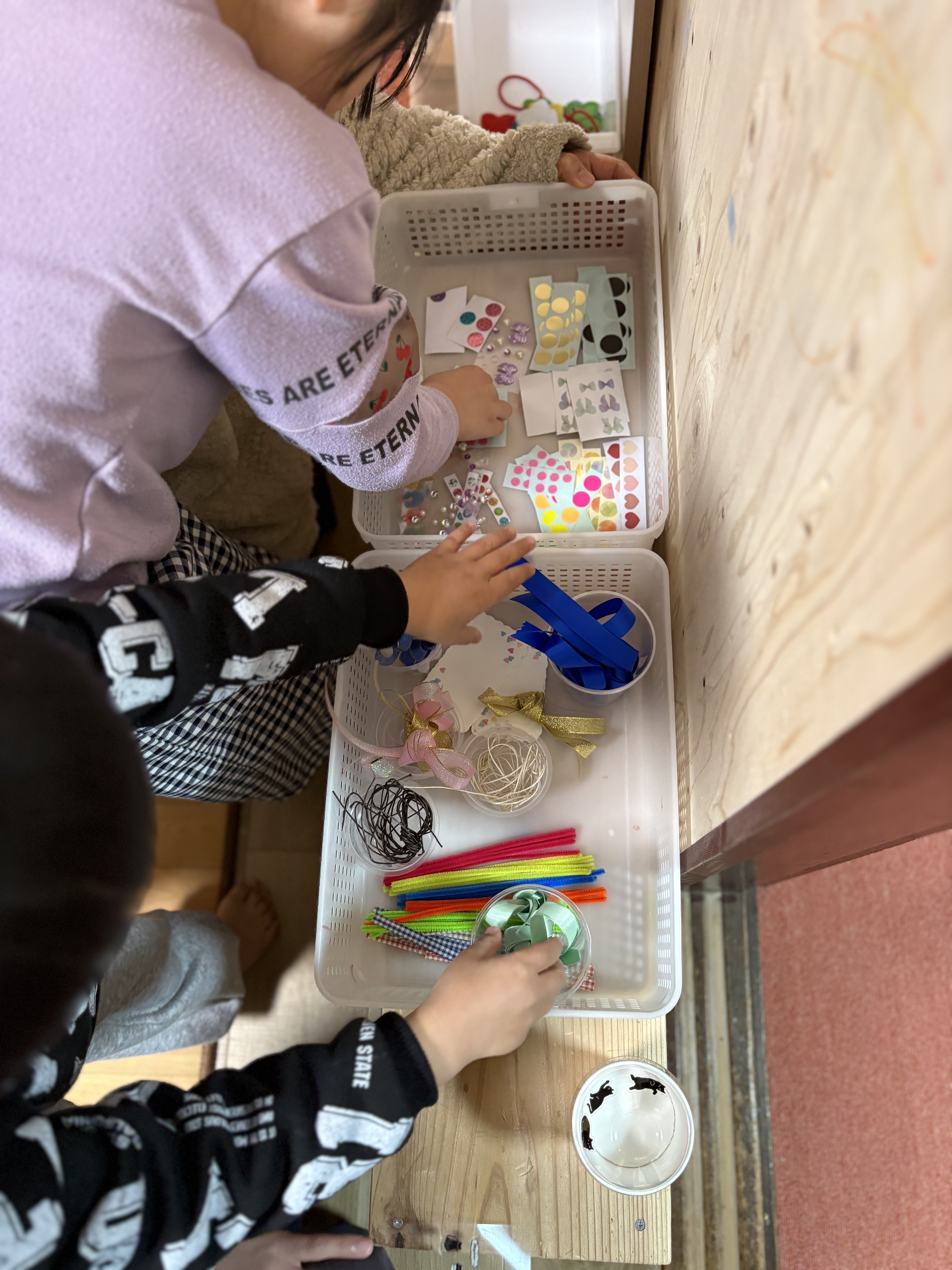 「心の中の、ヒーローを想って。」

手紙を書くように、そっとチョコの包み紙を準備する優しい後ろ姿。