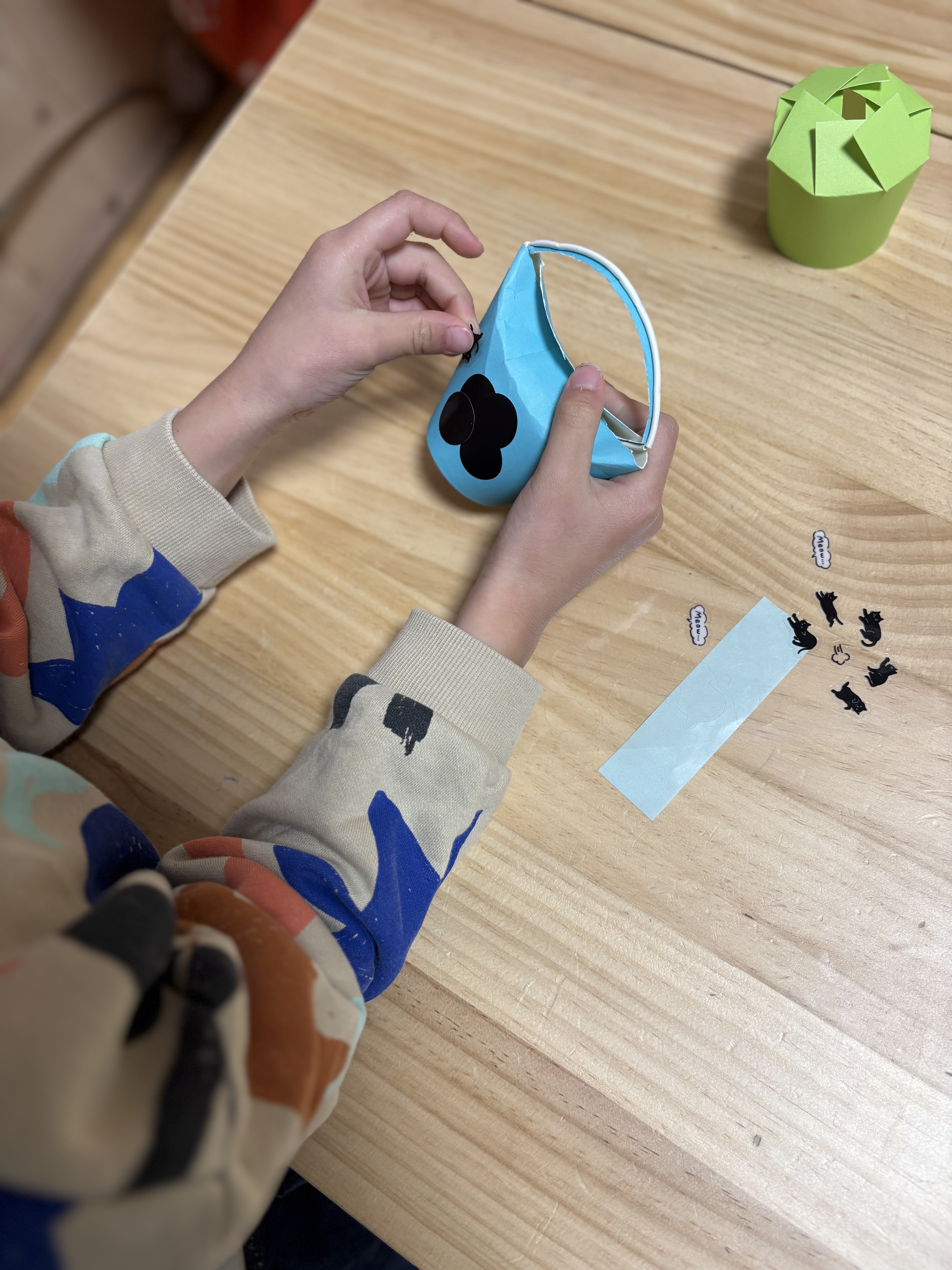 僕のは手提げをつけるんだと、アイデアを出す男の子。