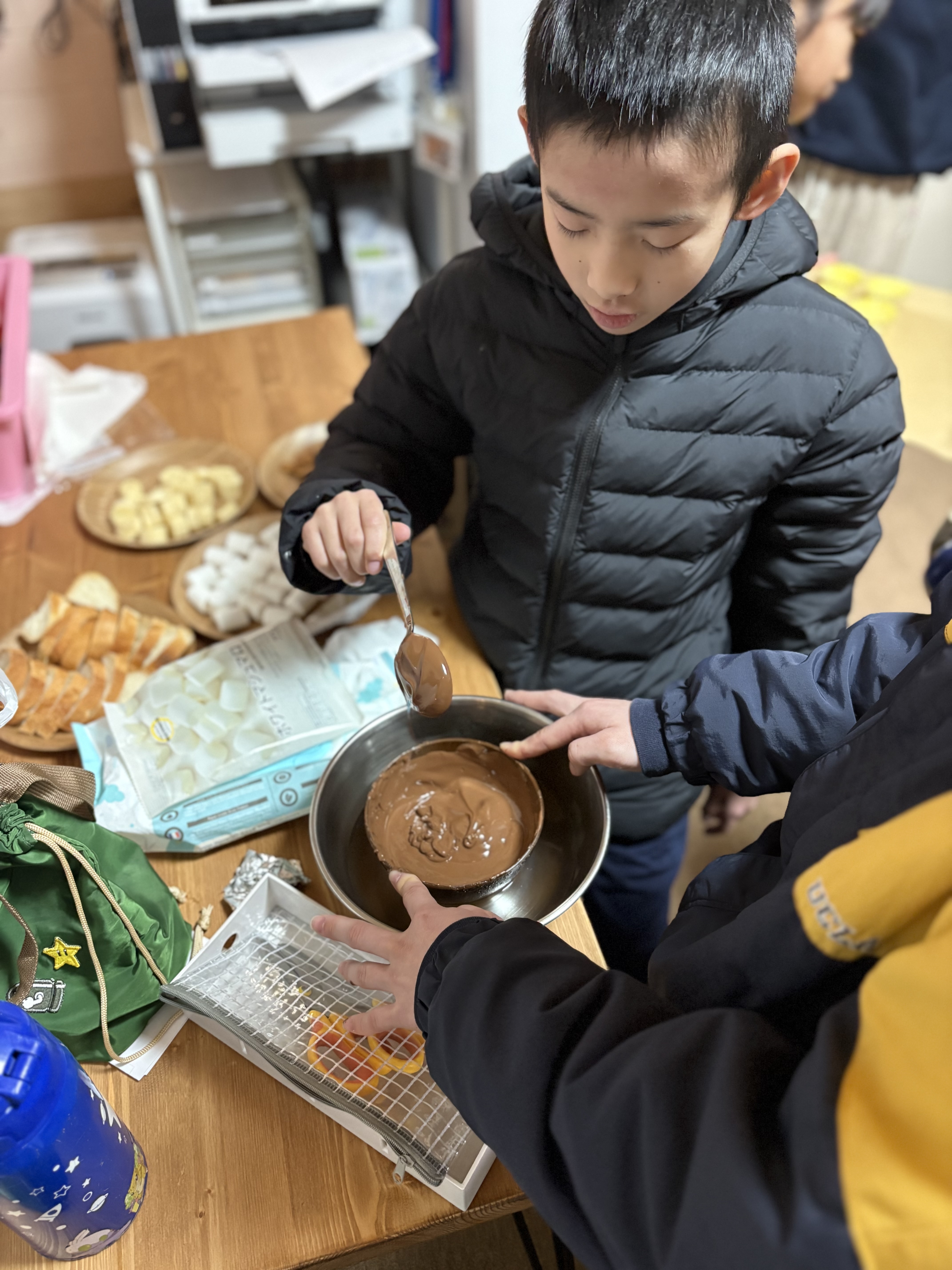 「湯煎の熱気、じわじわ溶ける。」
ボウルを支え、ゆっくりとヘラで混ぜる。温度変化を観察する科学的視点。