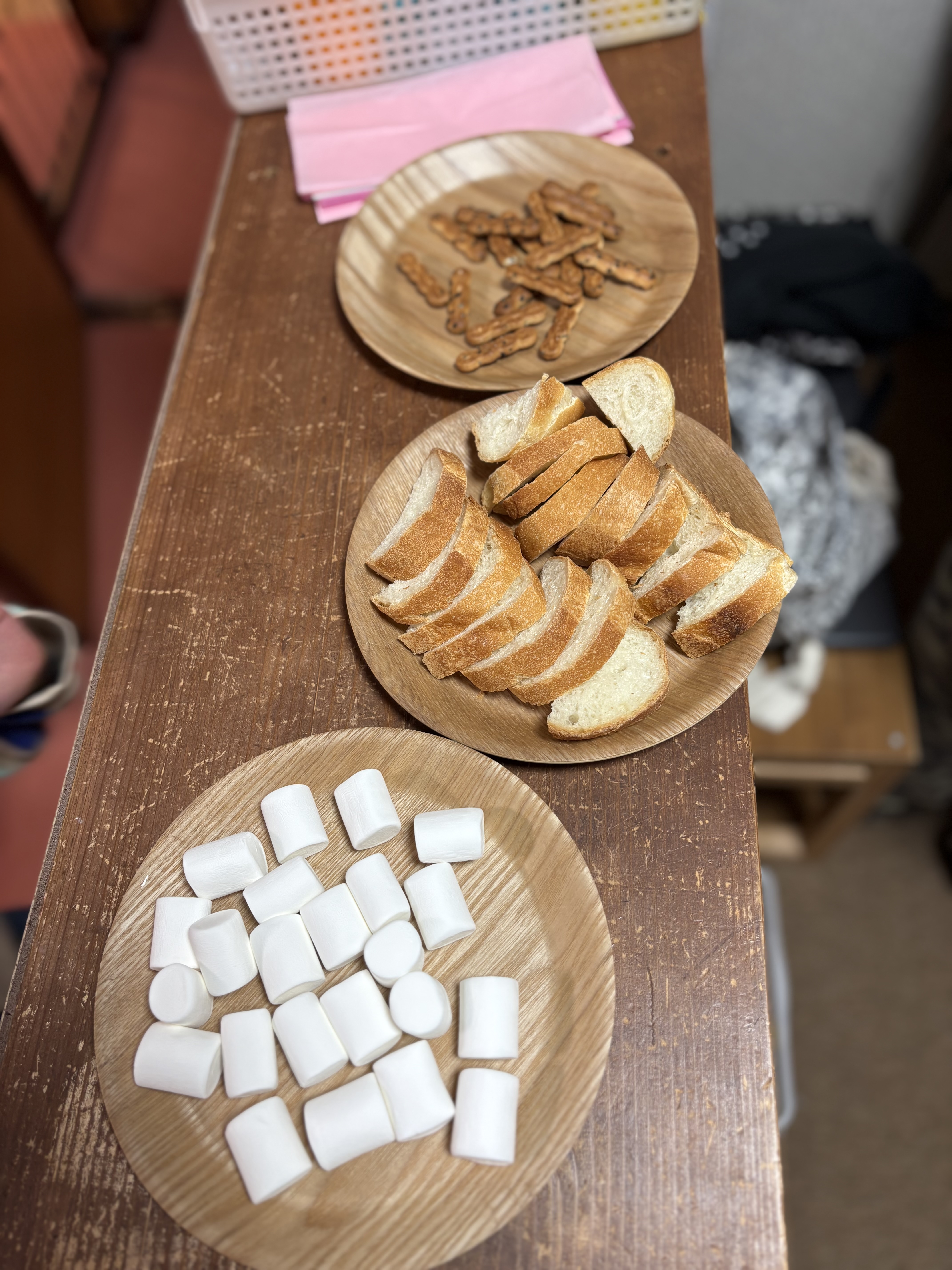 マショマロとフランスパンが並んでいるだけど、チョコをつけて食べているイメージが湧いてくる瞬間。