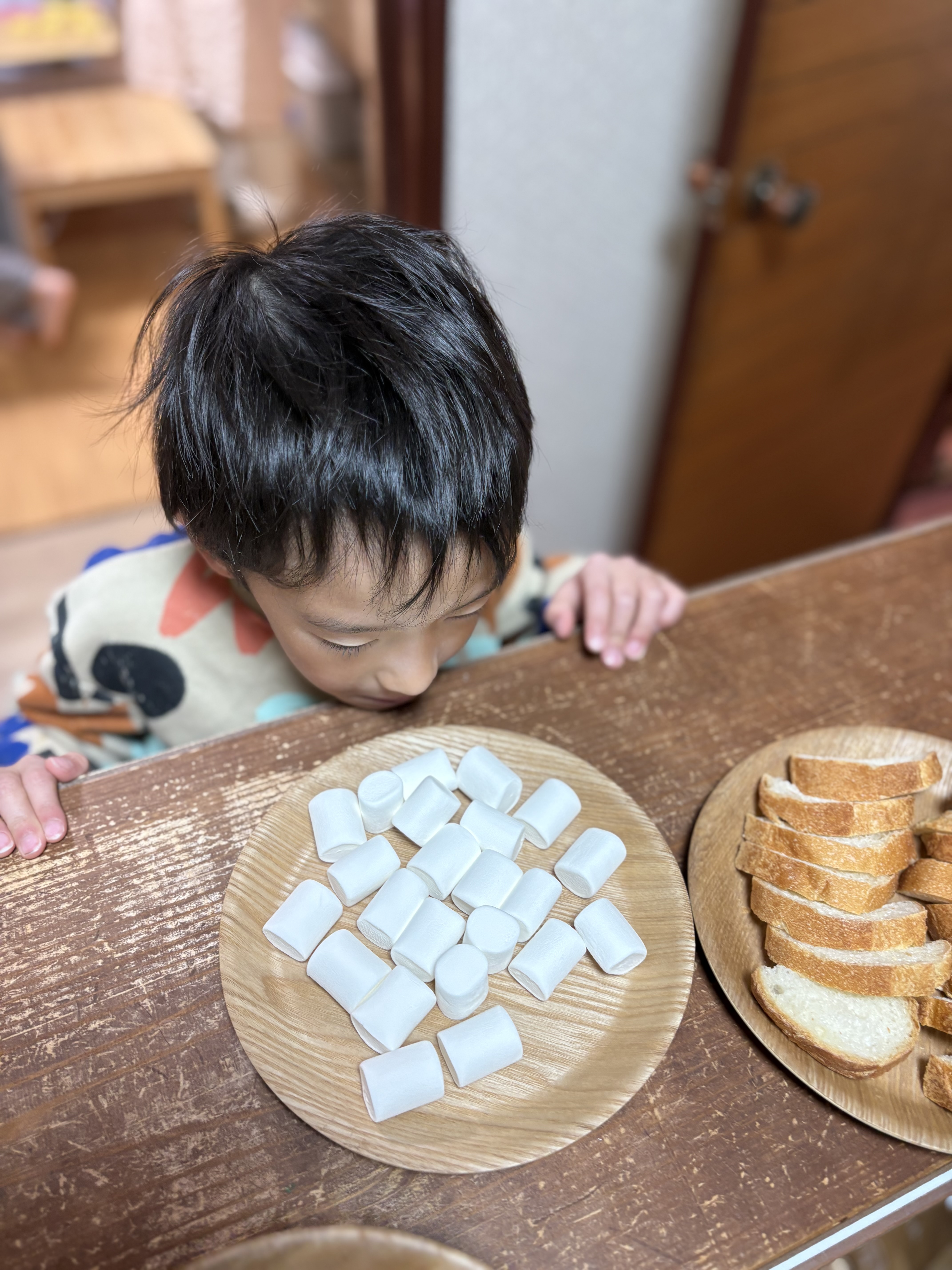 「スタッフの『待った！』が入る瞬間。」
「まだだよ〜」と笑いながら制するスタッフと、ニヤリと笑うお子様のやり取り。