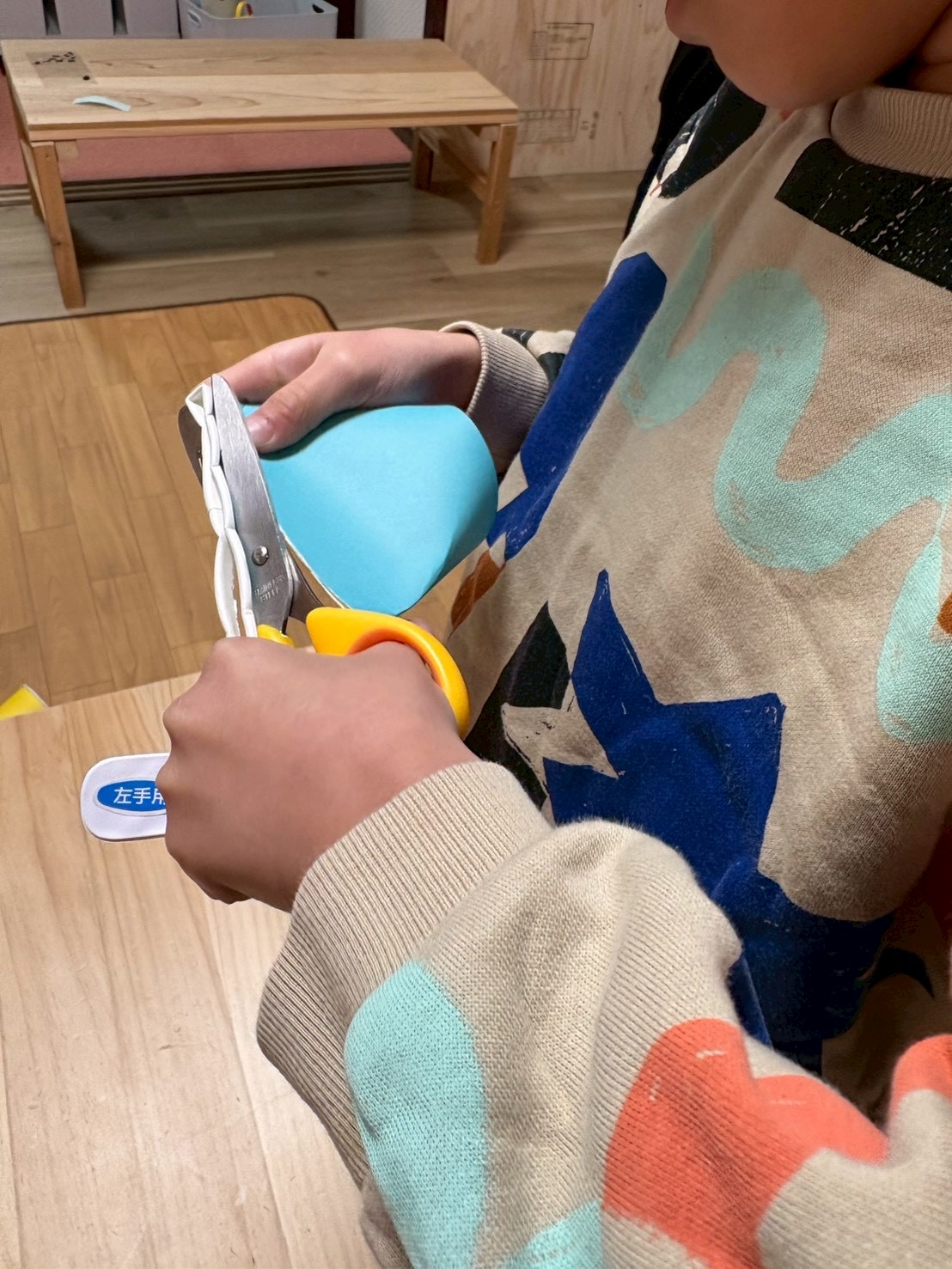 「色彩のアーティスト誕生。」
カラフルなアラザンをピンポイントで配置する、驚異の集中力。