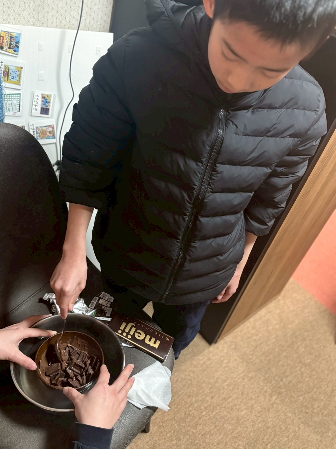 チョコを溶かすの担当は僕だよと！！役割分担して準備する様子。