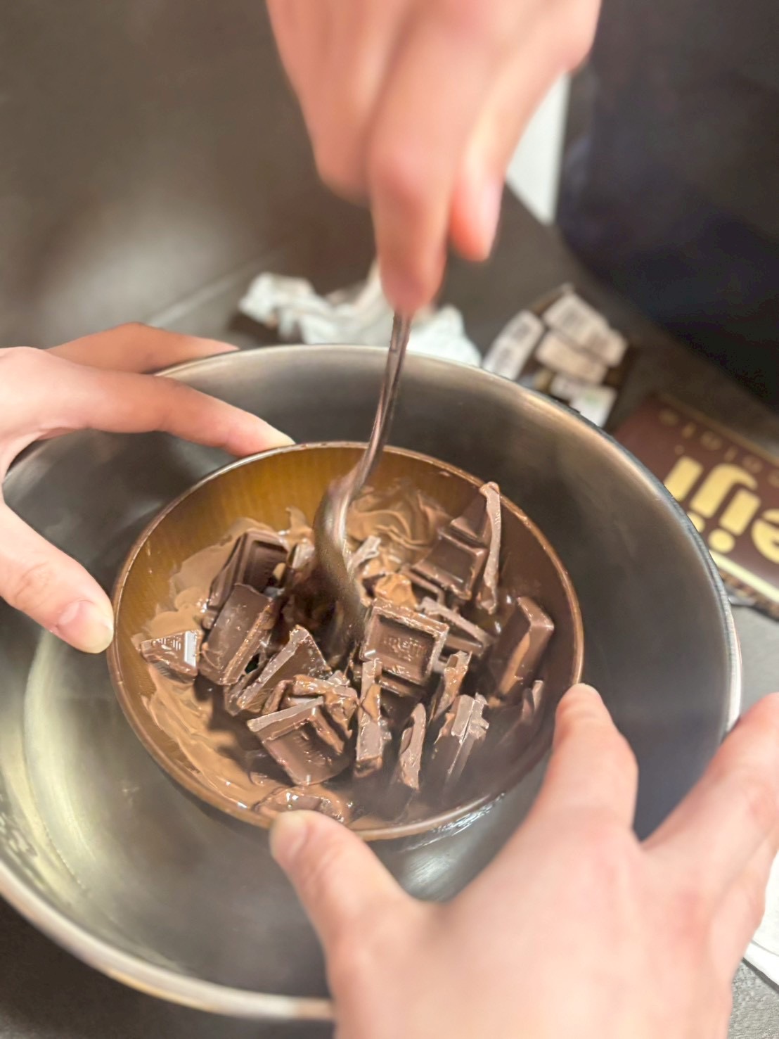 「チョコ職人、板チョコを砕く！」
小さな手でバキバキと板チョコを折る、心地よい感触と音を楽しむ瞬間。