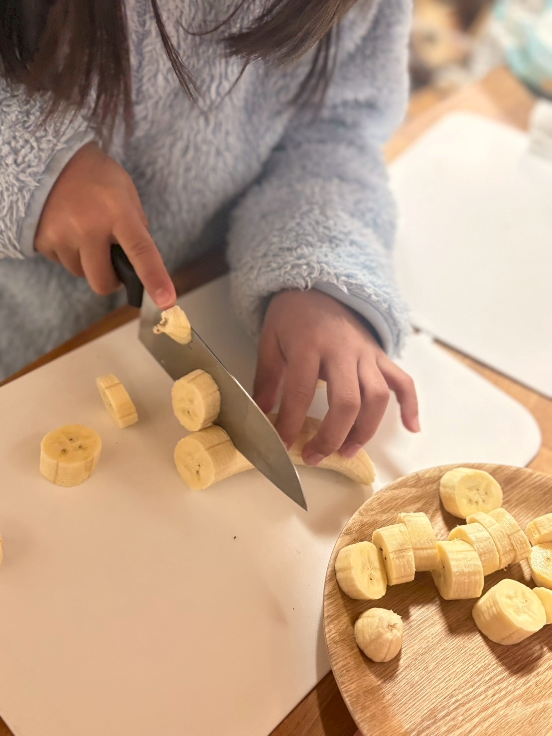 「バナナ・カットのスペシャリスト。」
猫の手を意識して、一定の厚さにバナナを切っていく。慎重さと大胆さの共存。