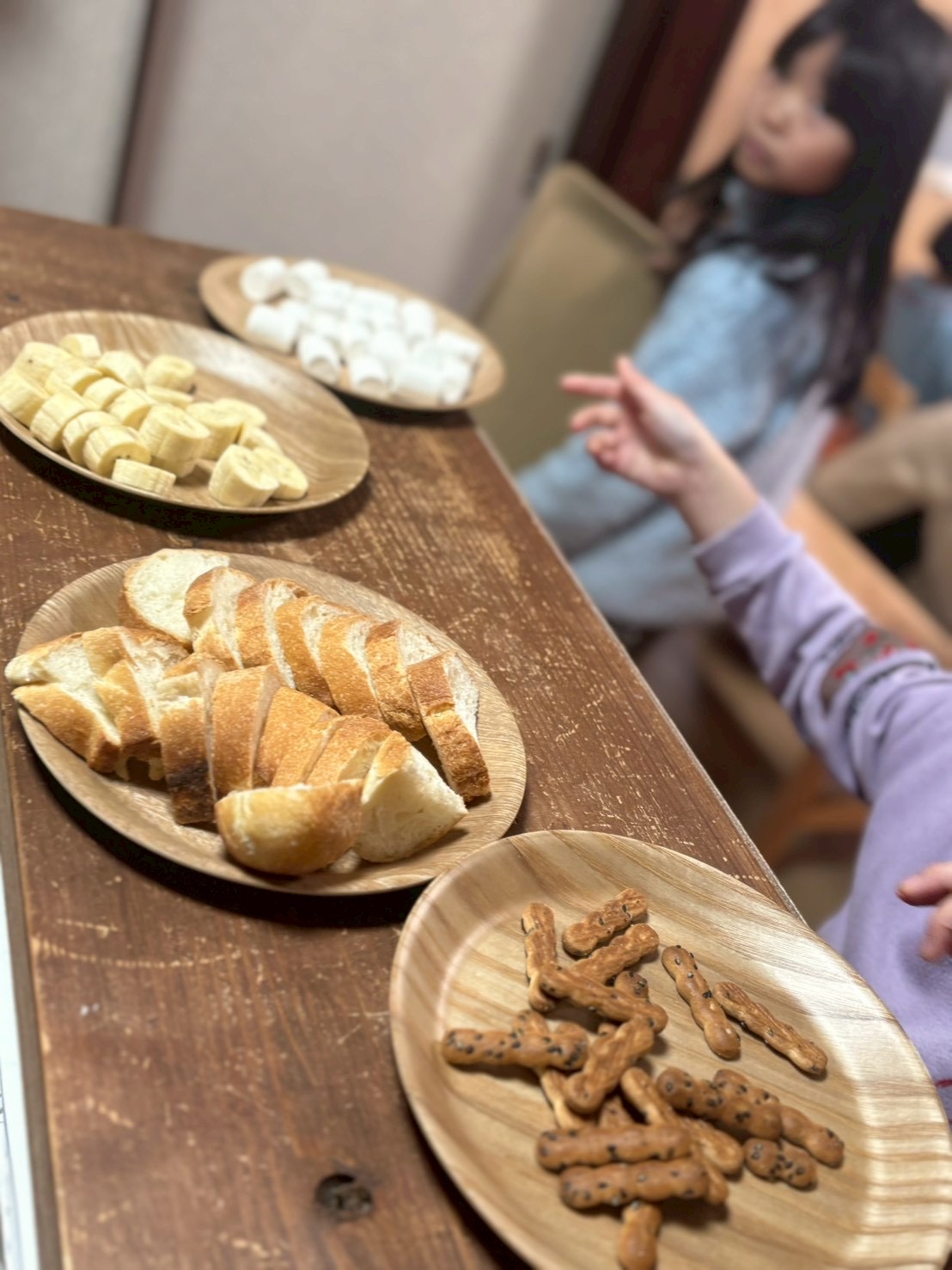 お皿の上にみんなが取りやすいように、設置する様子。