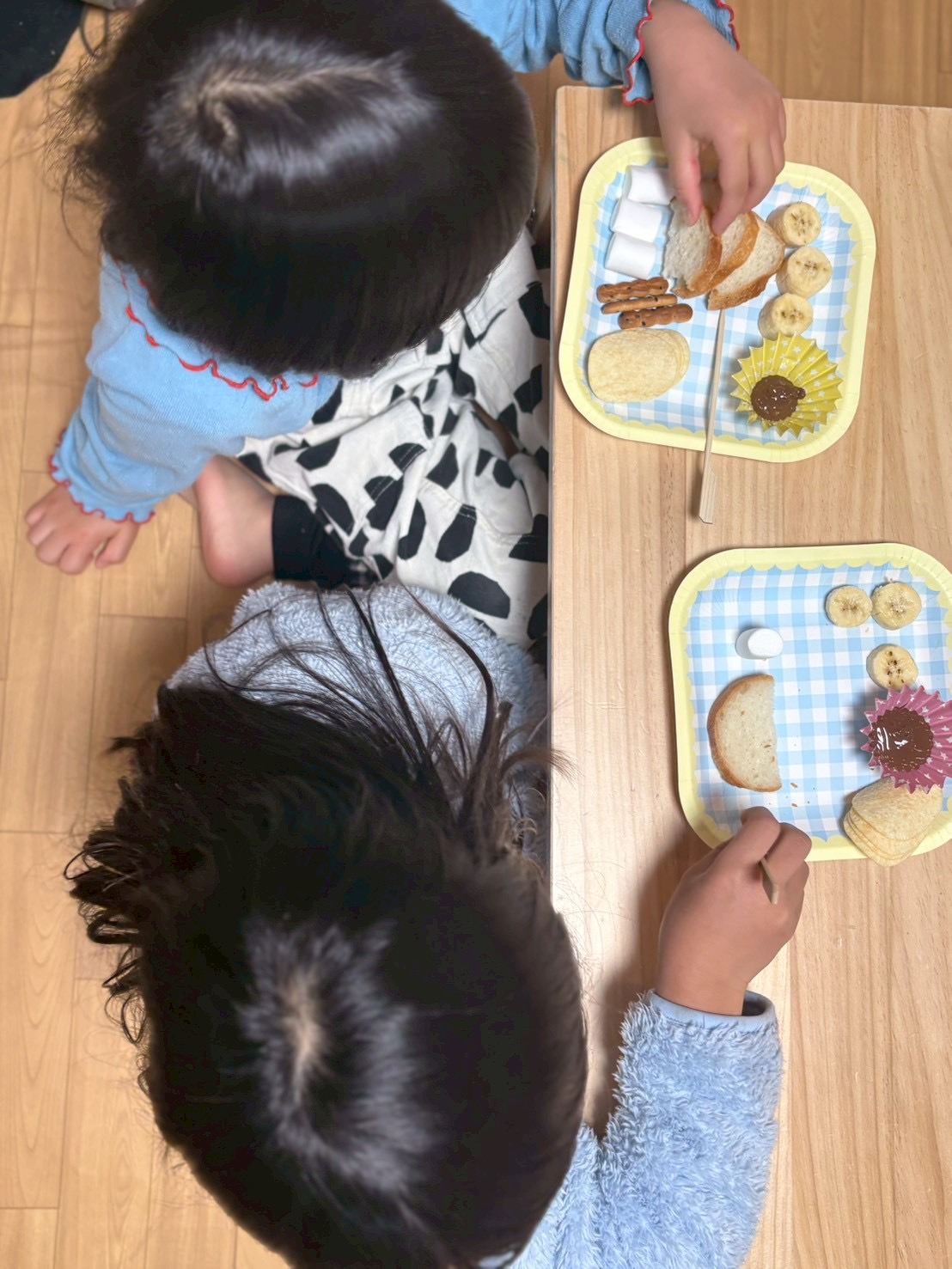 「マシュマロとチョコの、甘い出会い。」
チョコをたっぷり纏ったマシュマロを、嬉しそうに掲げる最高のスマイル。