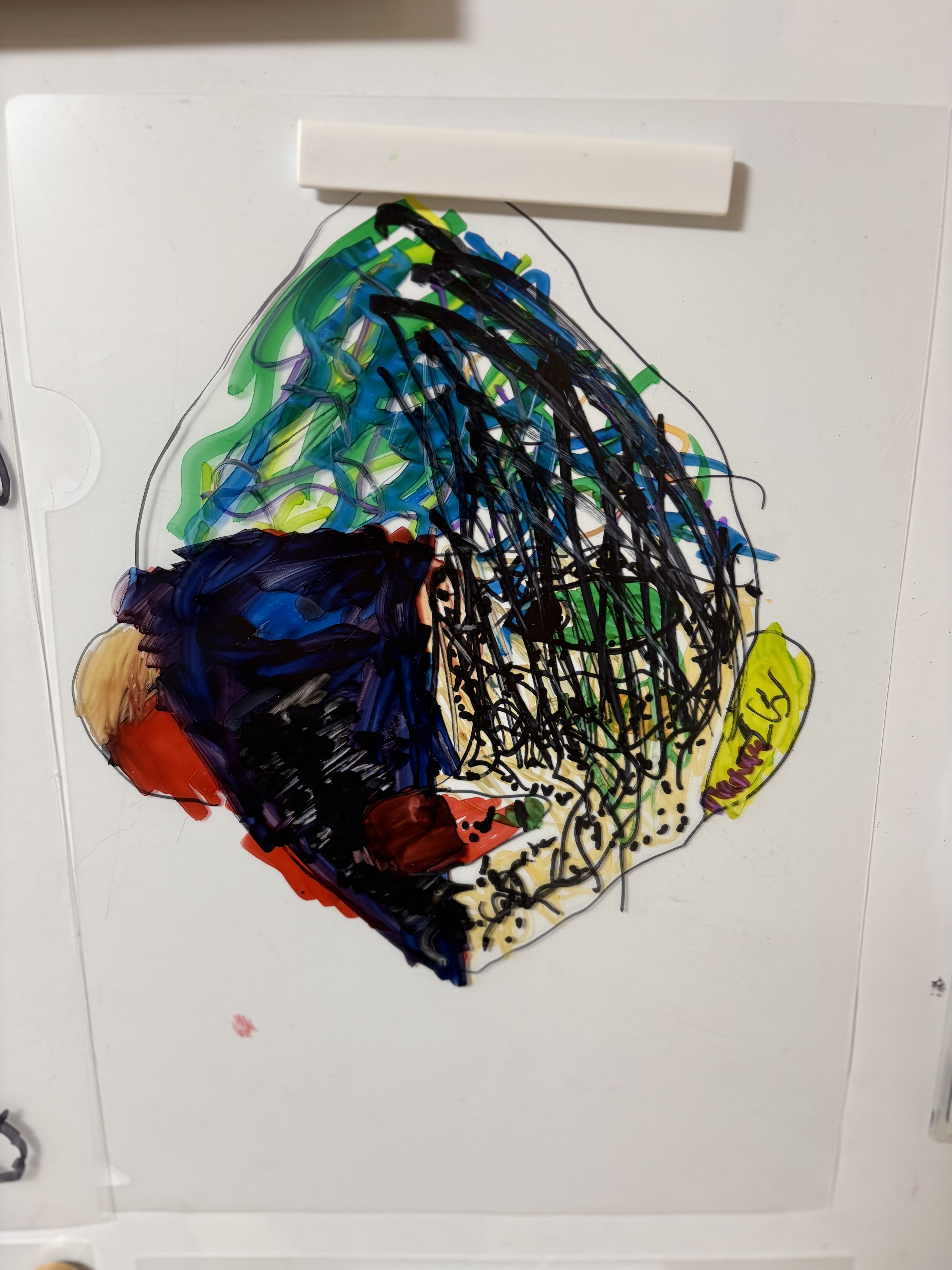 「光を味方にするアート。」
完成したファイルを窓の光に透かし、色がキラキラと輝く様子をうっとり見つめる、満足度120%の瞳。