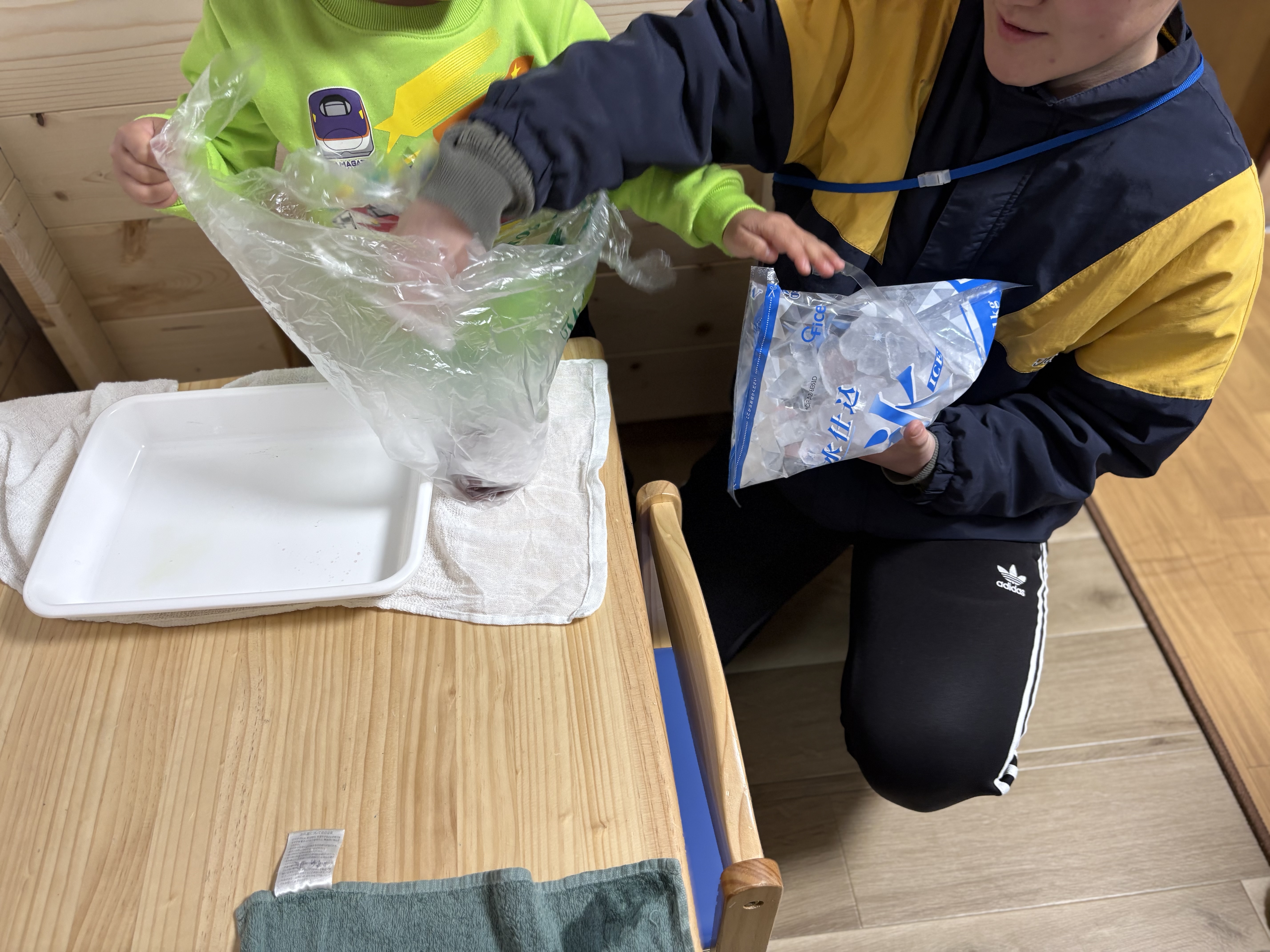 氷だ!!触りたいと、冷たい感触、硬い感触、それがどんな事になるのかをイメージする、大切な瞬間。