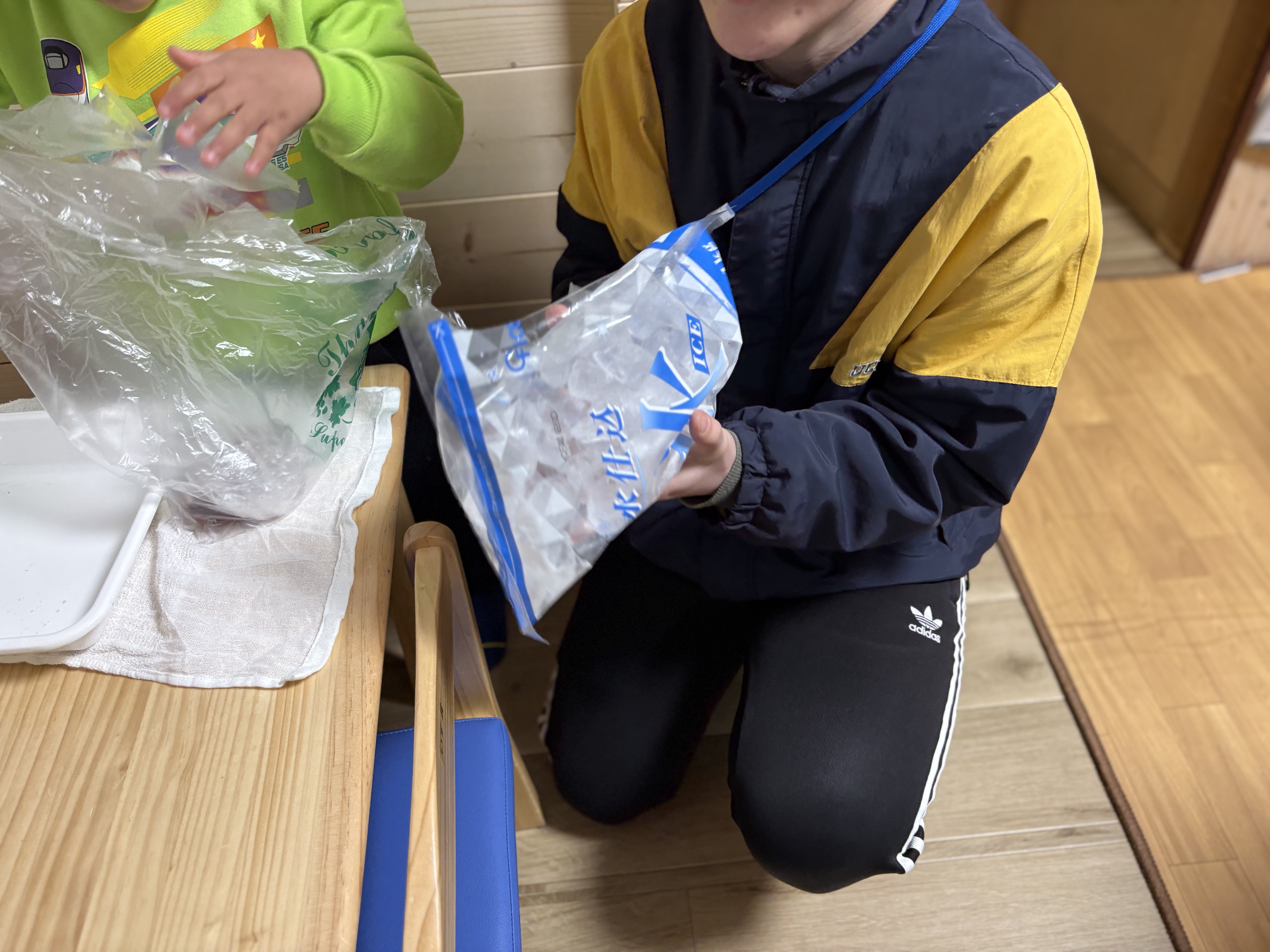 いっぱい氷が袋に入って、喜ぶ男の子。普段から氷は見たことあるけど、実験として使われる氷は、また違う景色になる。