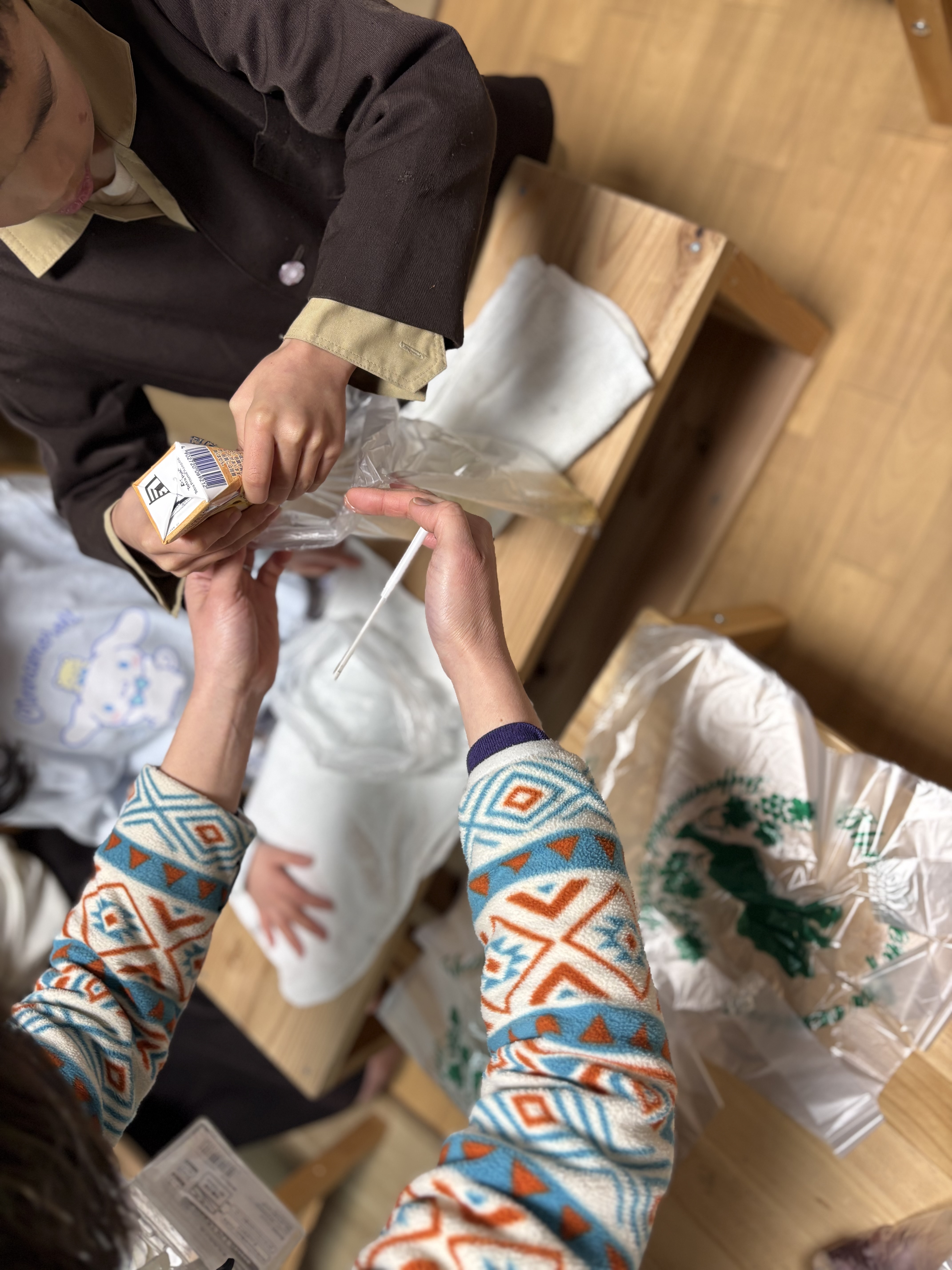 溢れないように、手伝ってとスタッフに自分の気持ちを伝える場面。