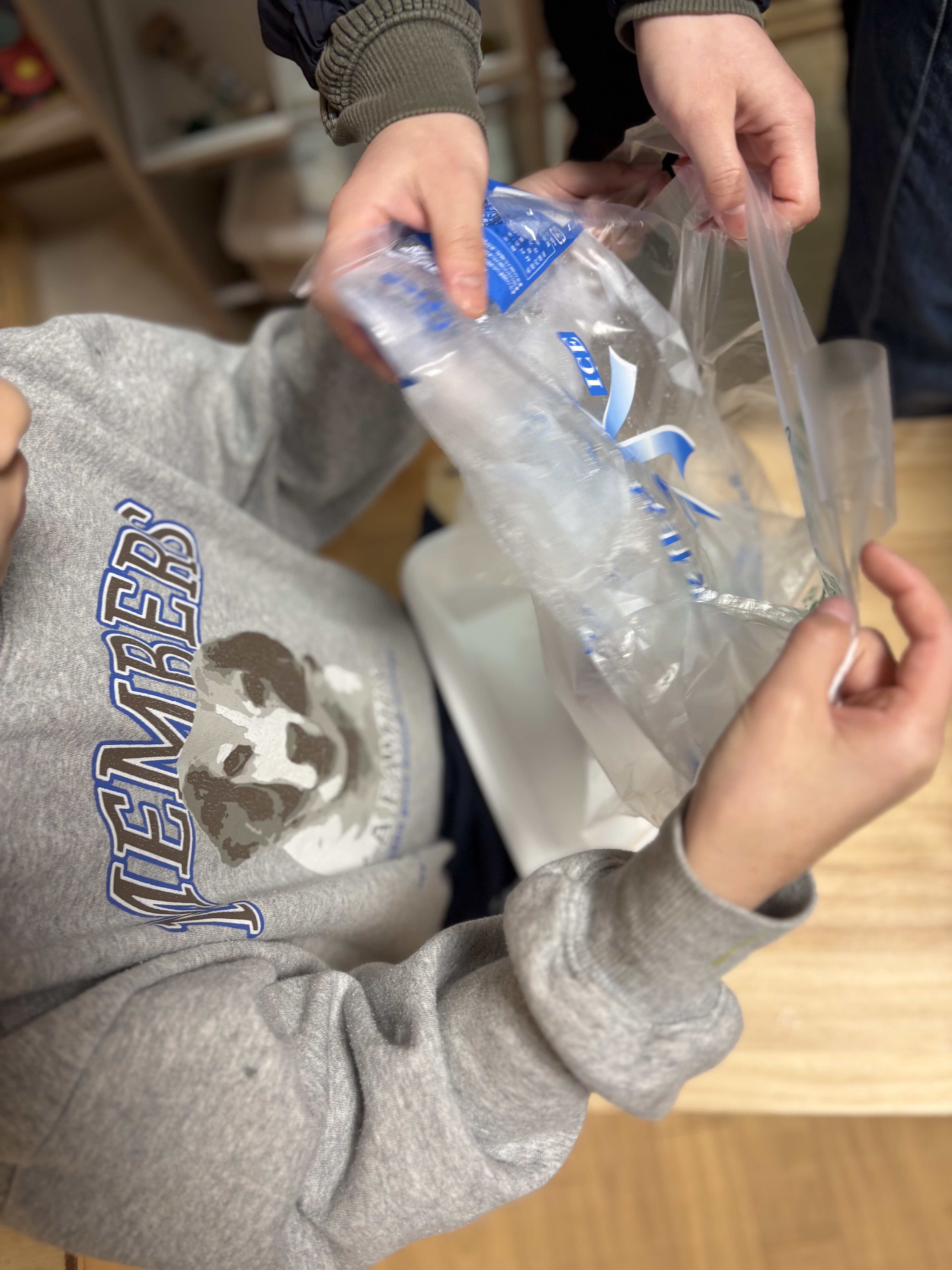 楽しみだな!!と周りを見渡しながら、自分の番が来るまで、待つ習慣が身に付く様子。