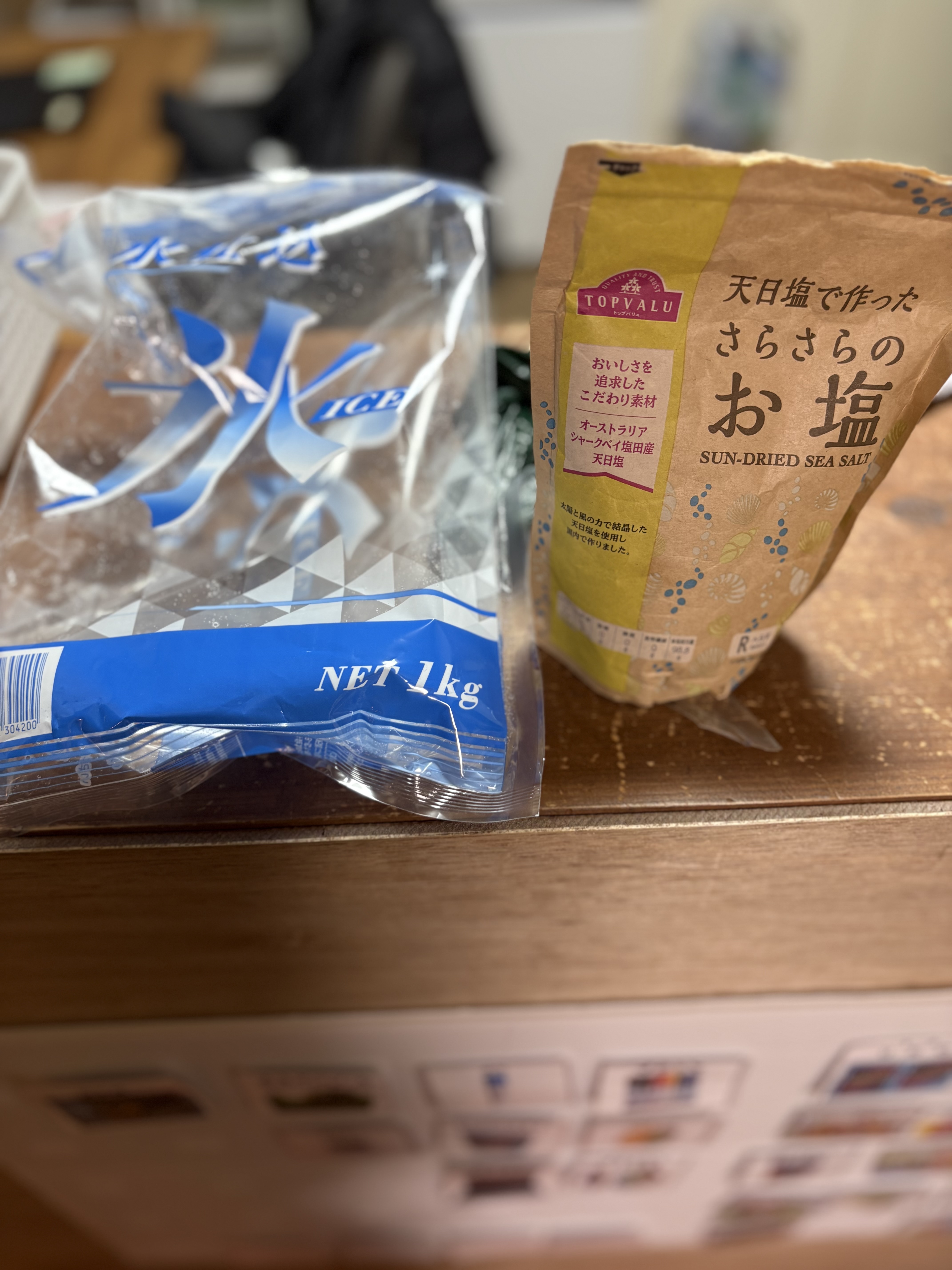 「本日の主役、魔法の材料。」
ジュース、氷、そして「塩」。日常のアイテムが並ぶ、実験前のワクワクする静物ショット。