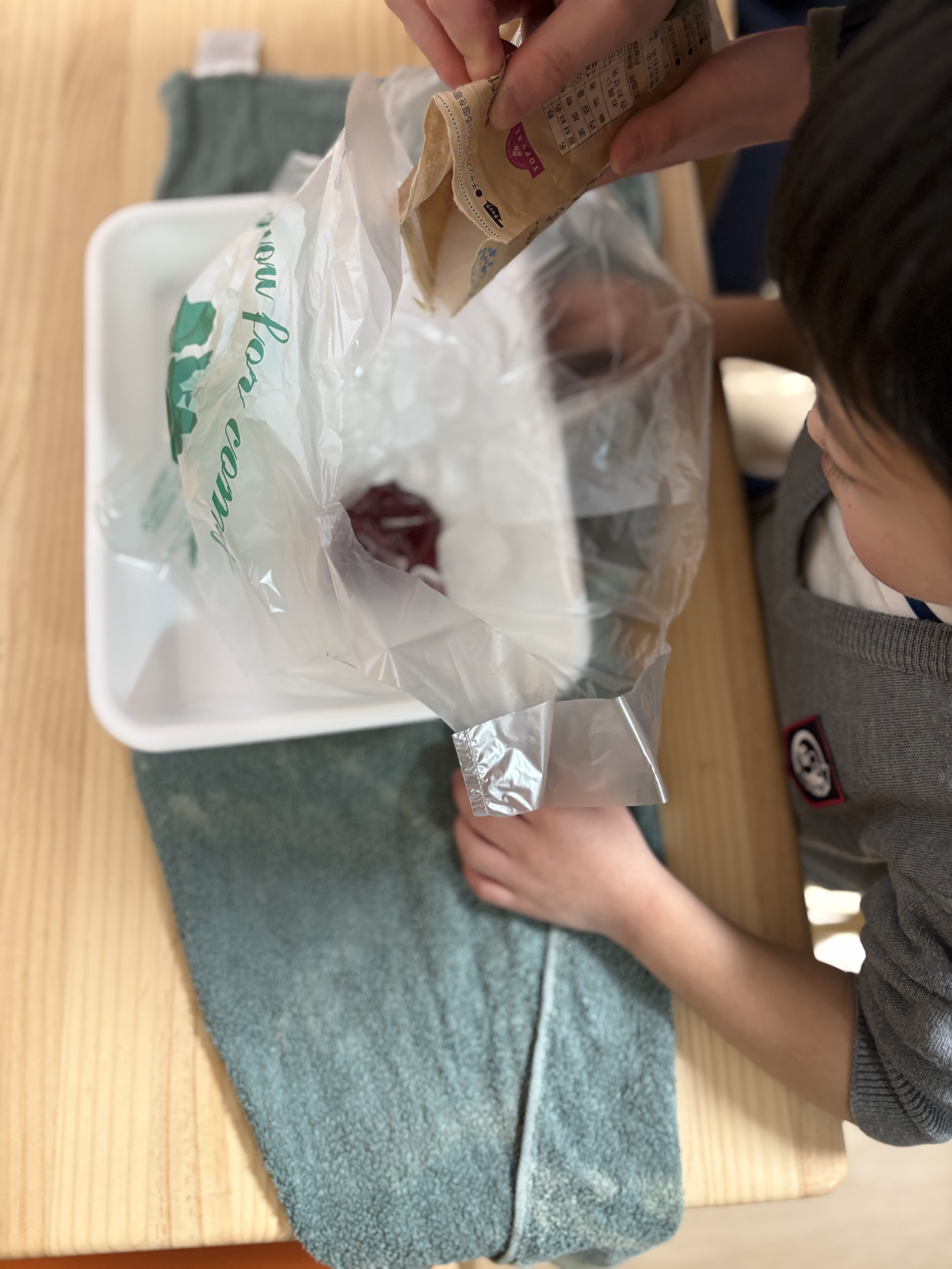 「秘密の粉、投入!」
氷の袋にパラパラと塩をかける瞬間。「これが魔法なの?」と半信半疑で見つめる子どもたちの瞳。