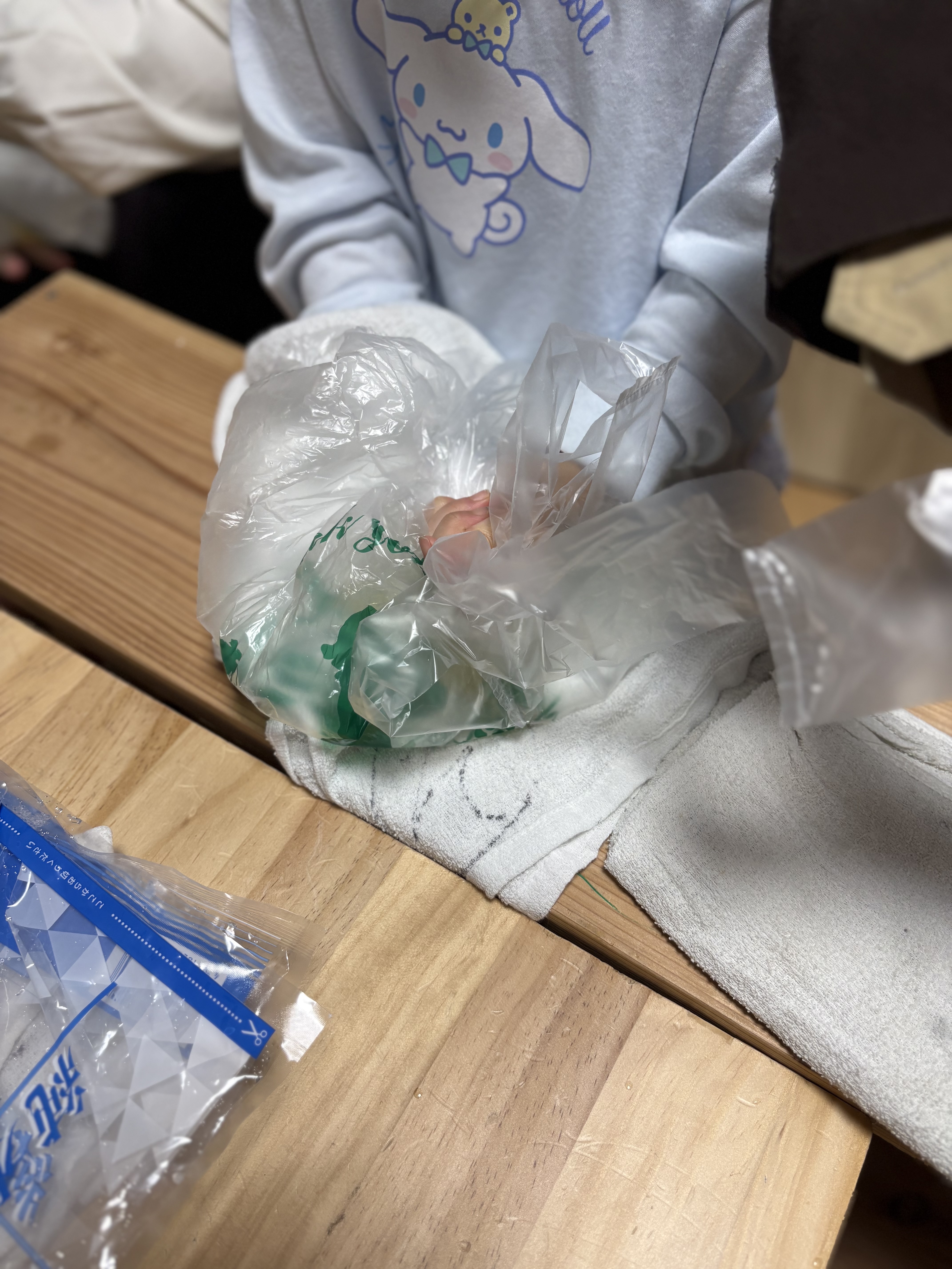 「つめたーい!衝撃の感触。」
初めて触れる「マイナス20度」近い冷たさに、思わず顔をしかめるリアルな反応(感覚刺激)。