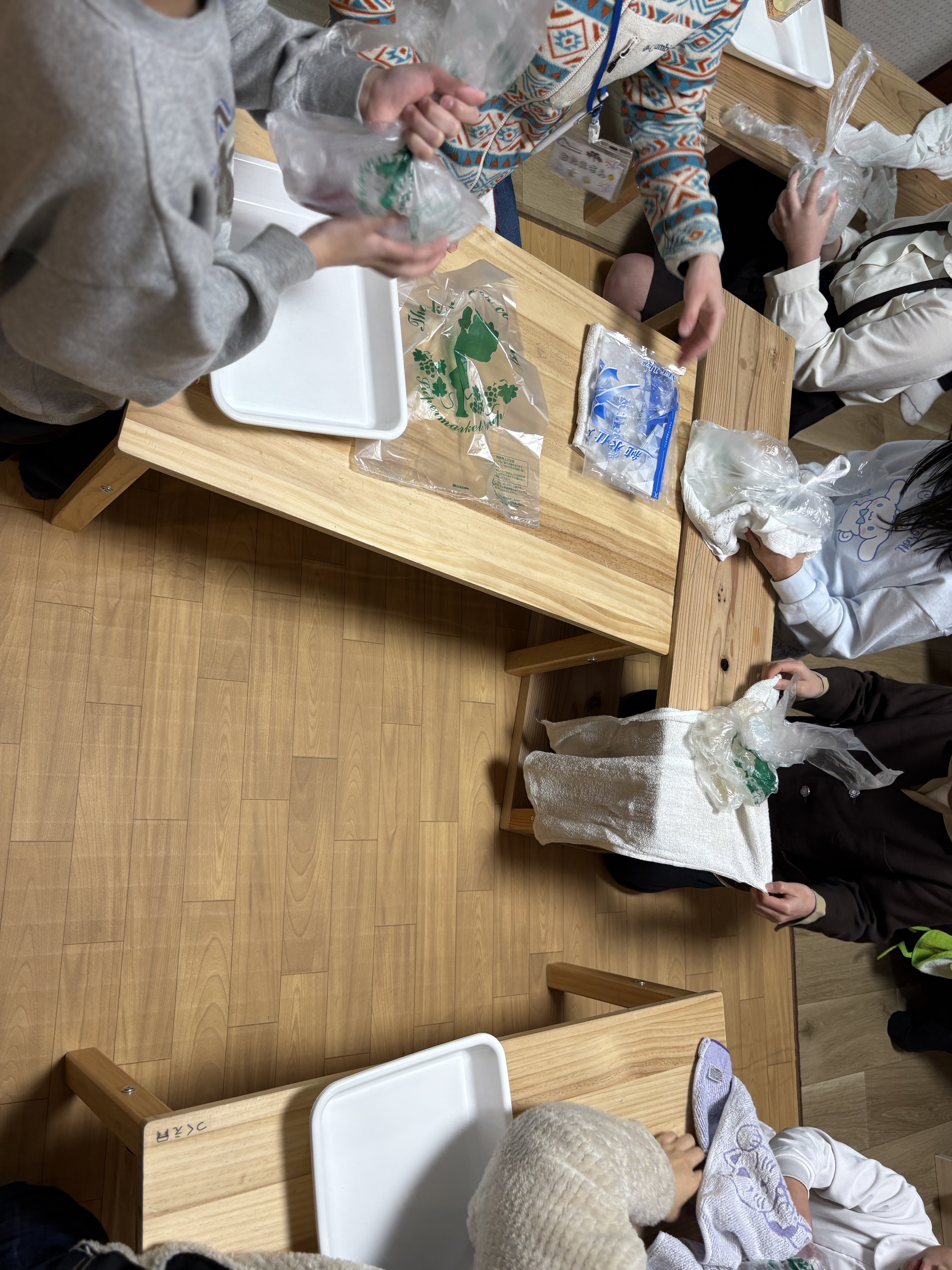 「タオル越しでも伝わるパワー。」
冷たさを和らげるためにタオルで包み、それでも力強く振る「やり抜く力」の表れ。