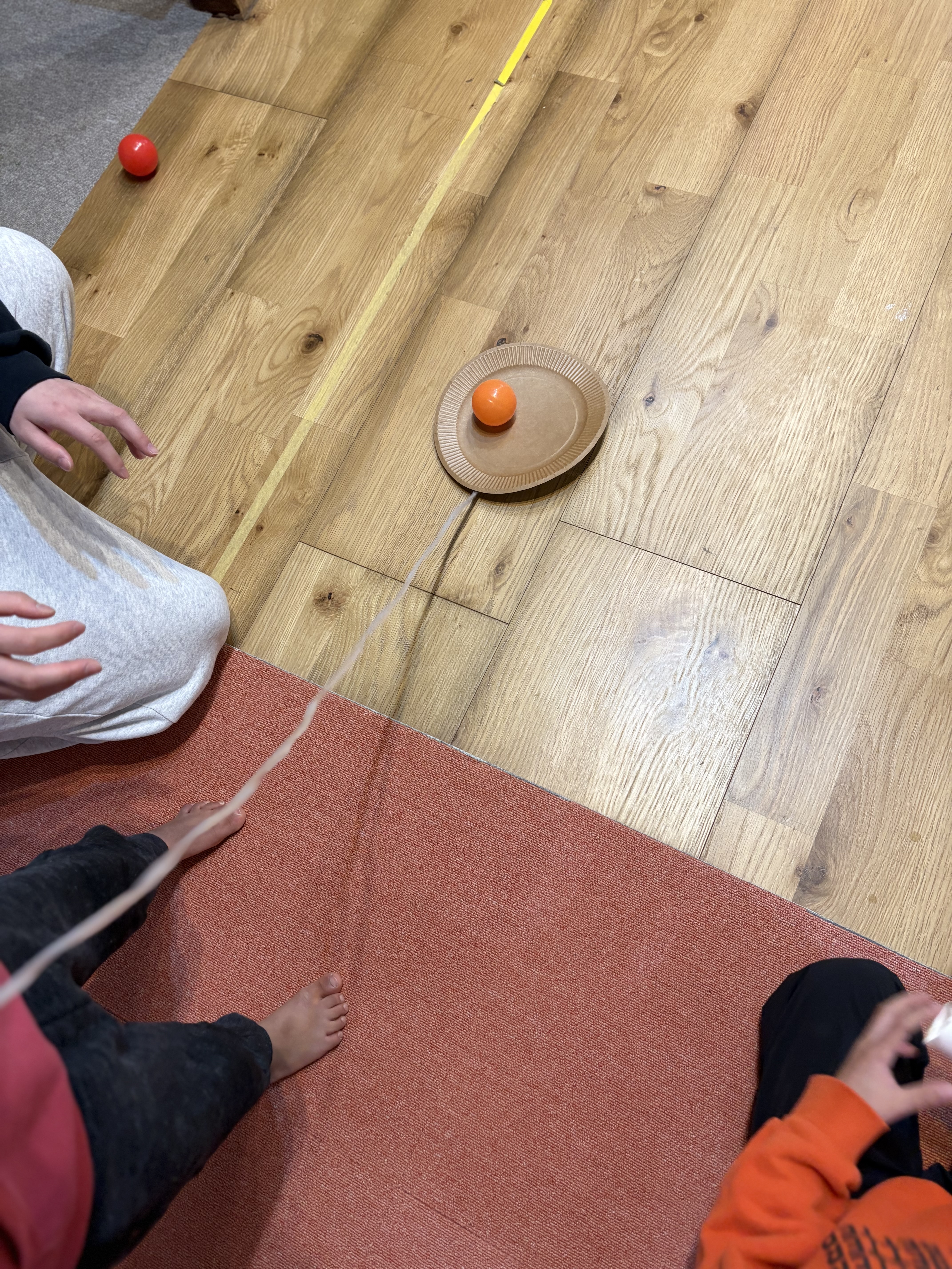 「あと少し、でも油断大敵。」
中間地点まで来たお皿。ボールがゆらゆら揺れる様子を、息を呑んで見守るハラハラドキドキの瞬間。