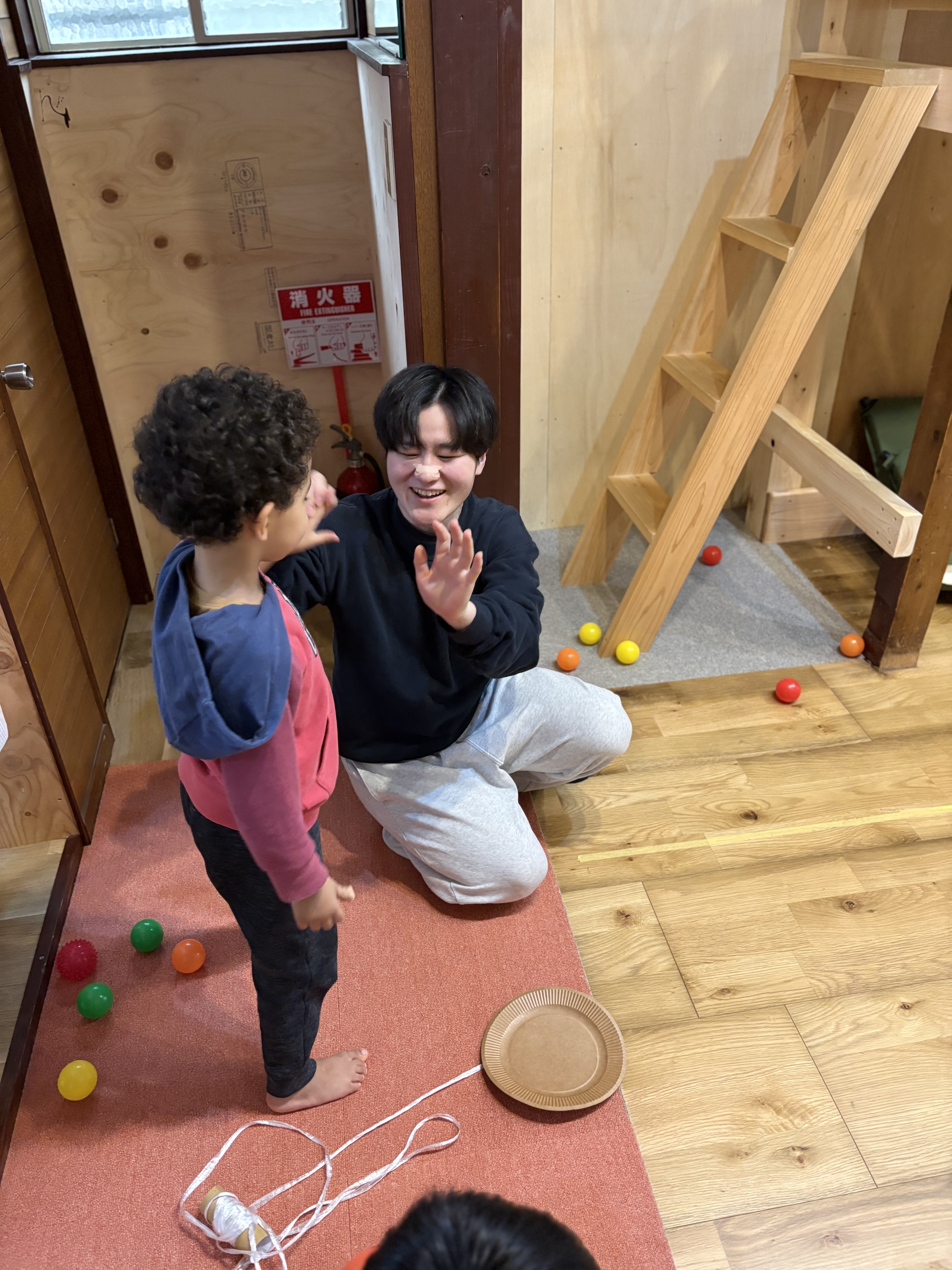 「絆のハイタッチ。」
満面の笑みでスタッフと手を合わせる。「認められる喜び」が自己肯定感に変わる最高の瞬間。