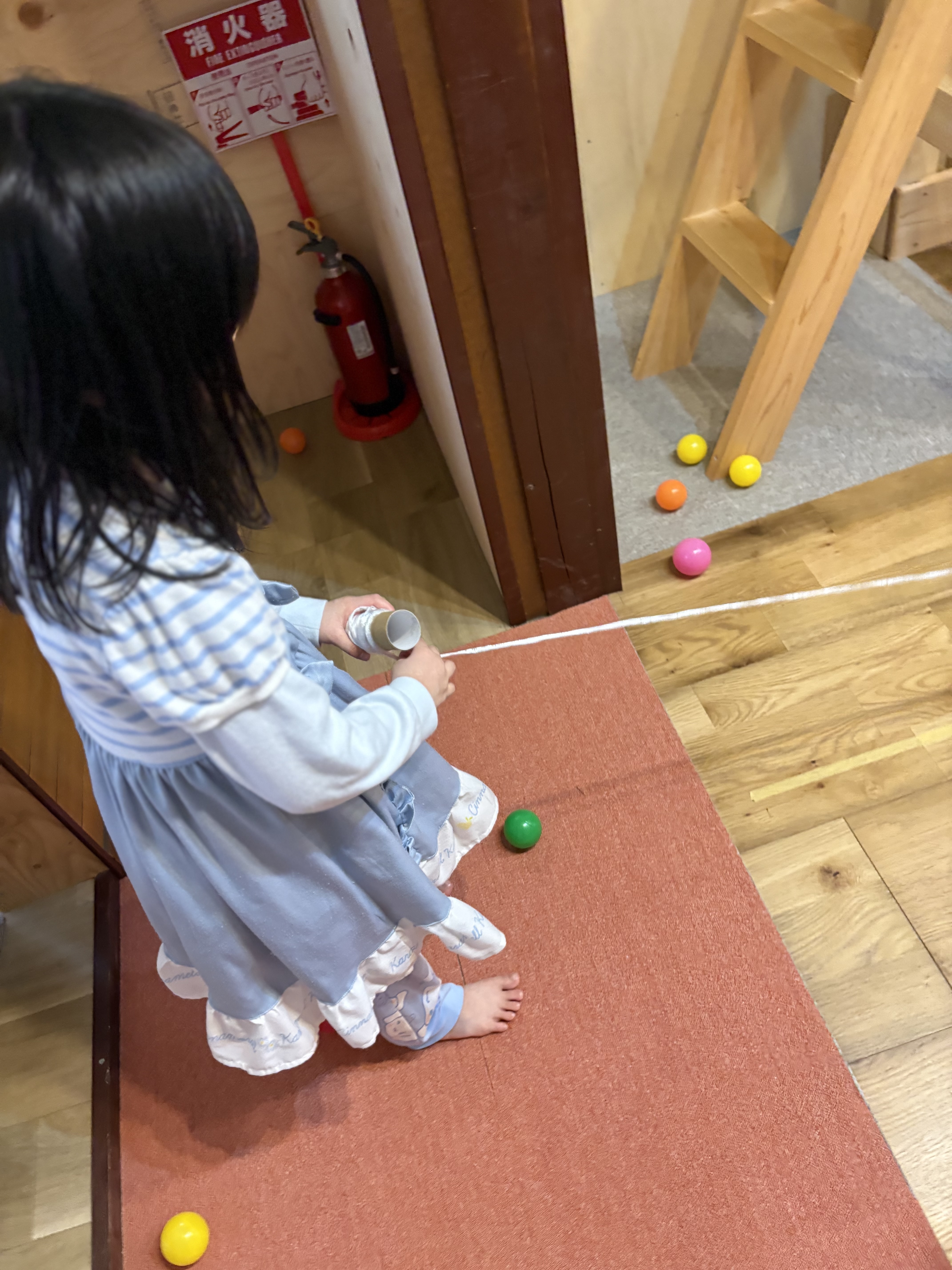 手首のオーケストラ。」
左右の手を交互に動かし、一定のリズムで芯を回す。微細運動の美しさが際立つサイドショット。