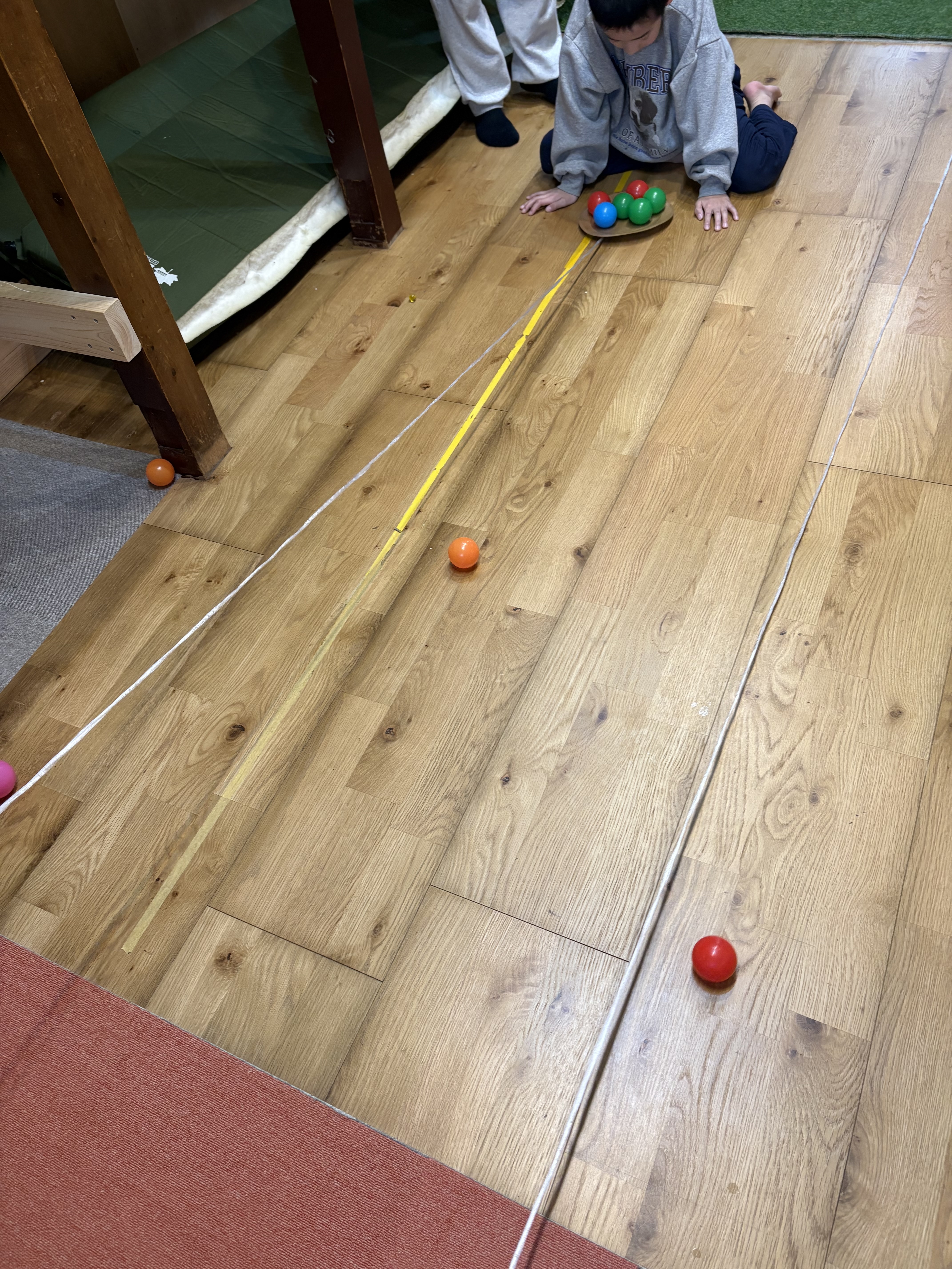 ボールを増やして、自ら難しいに挑戦する姿。
ボールが増えると、くるくる回す力が必要だ。でも強くするとボールが落ちてしまうから、力の感覚が養われる様子。