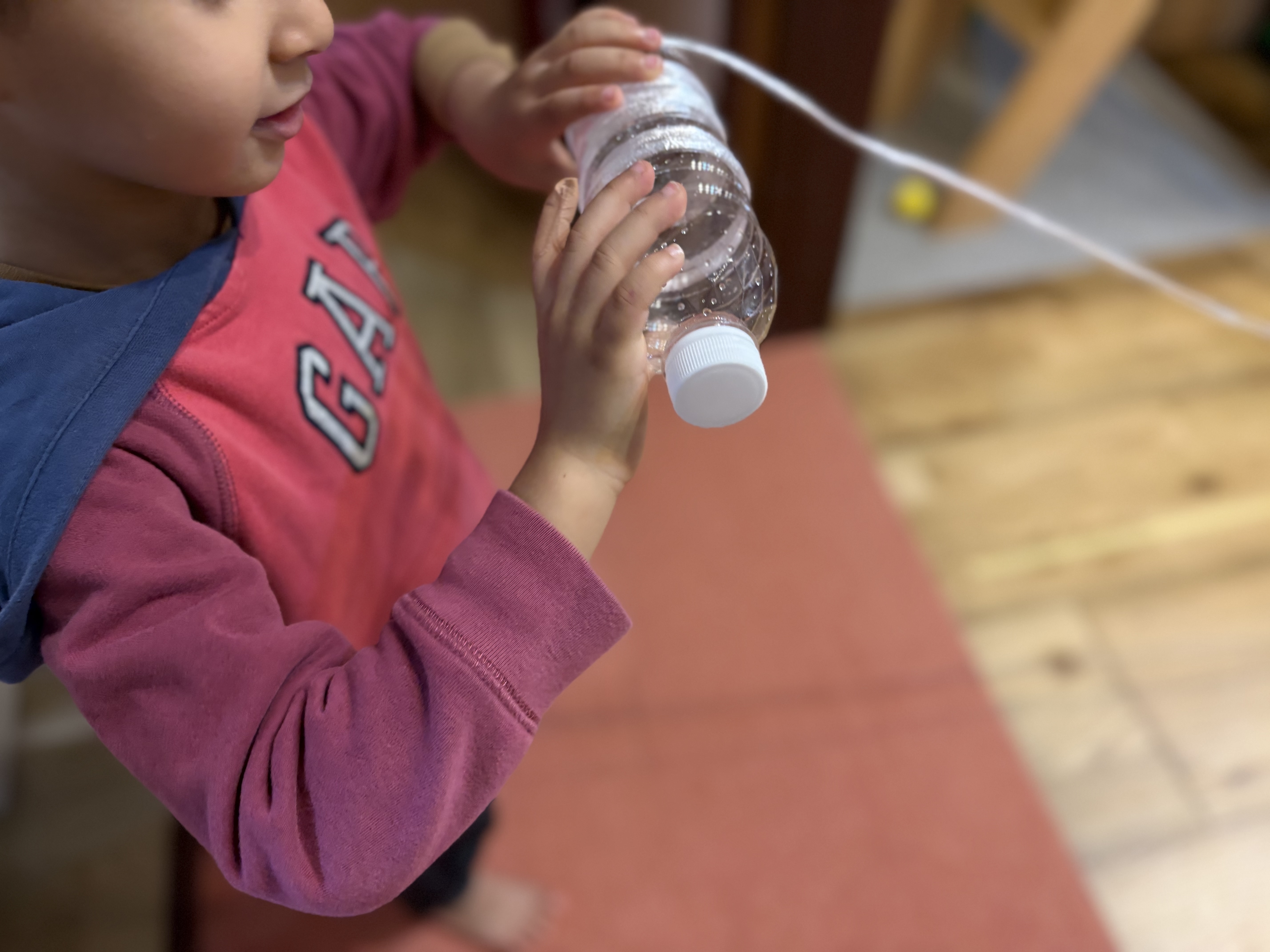 「運命の糸を、手繰り寄せる。」
芯に巻かれた紐をじっと見つめ、最初の一回転を慎重に回し始める。緊張感が伝わる手元のアップ。