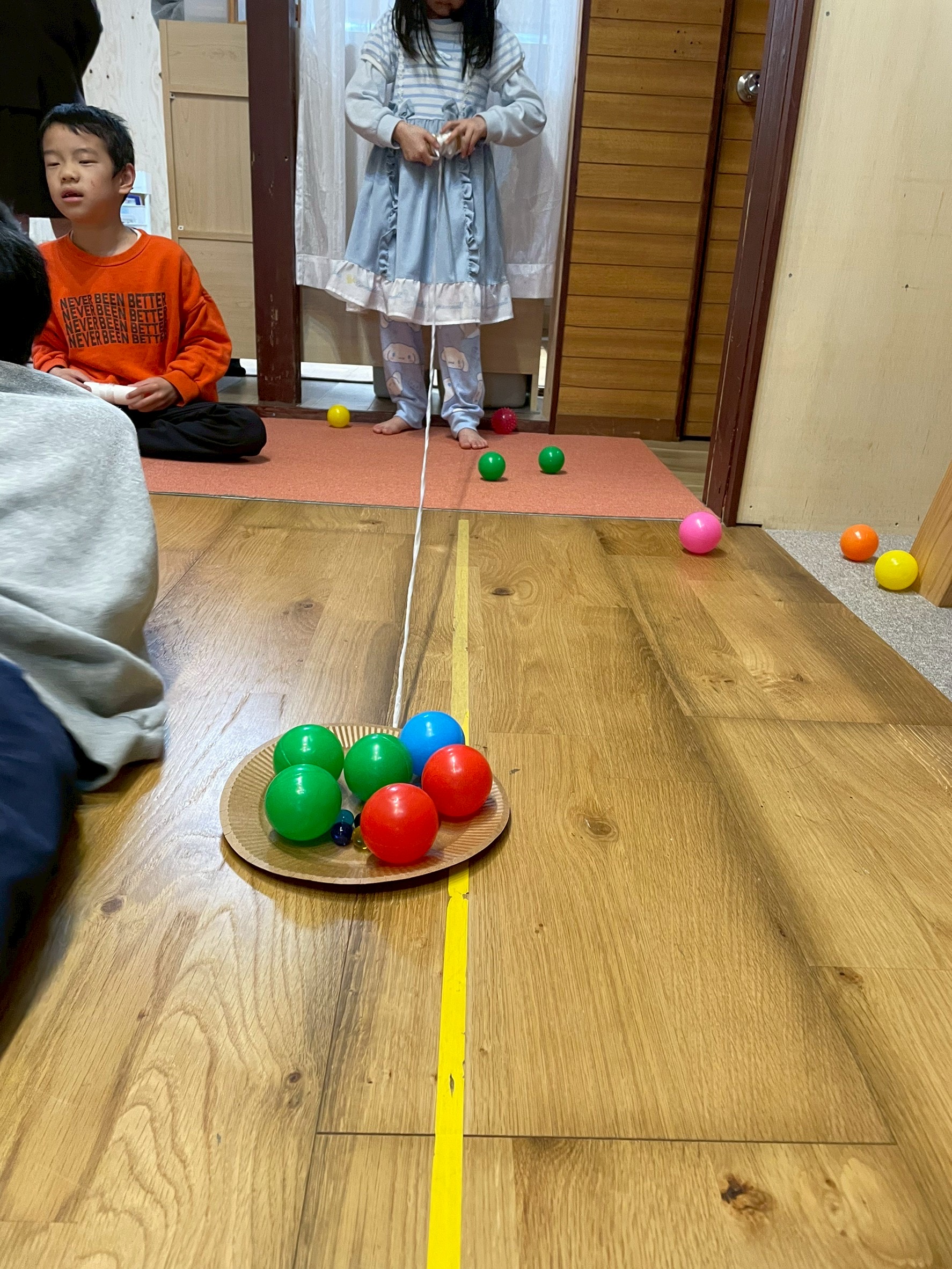 「ミッション・コンプリート!」
お皿が足元に到着!ボールを守り抜いた直後、弾けるような「やったー!」の万歳ポーズ。