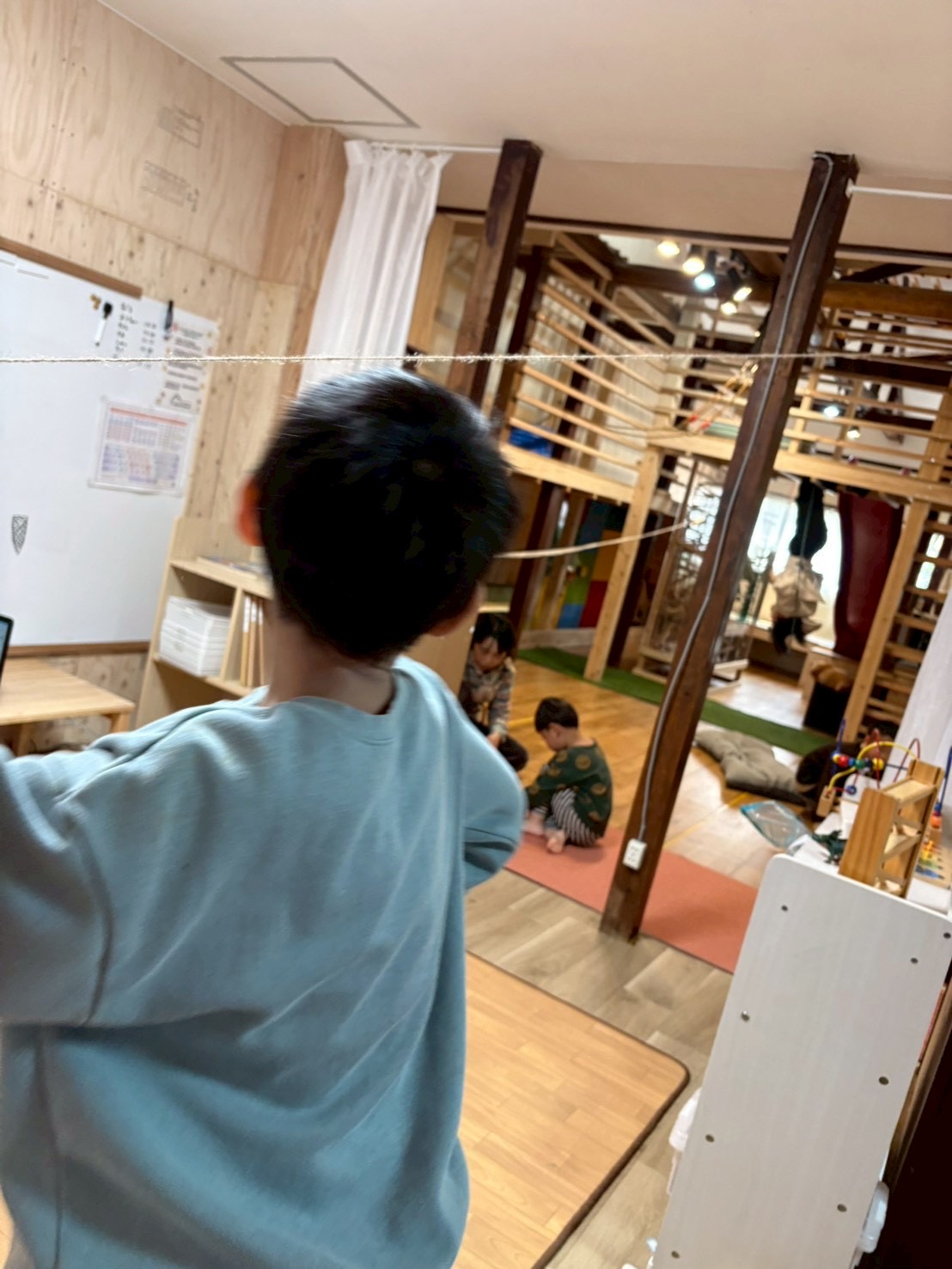 「非利き手での、新しい挑戦。」

利き手じゃない方の手でぎこちなく、でも一生懸命に押し出そうとする姿。脳への新しい刺激と、それを面白がる弾ける笑顔。