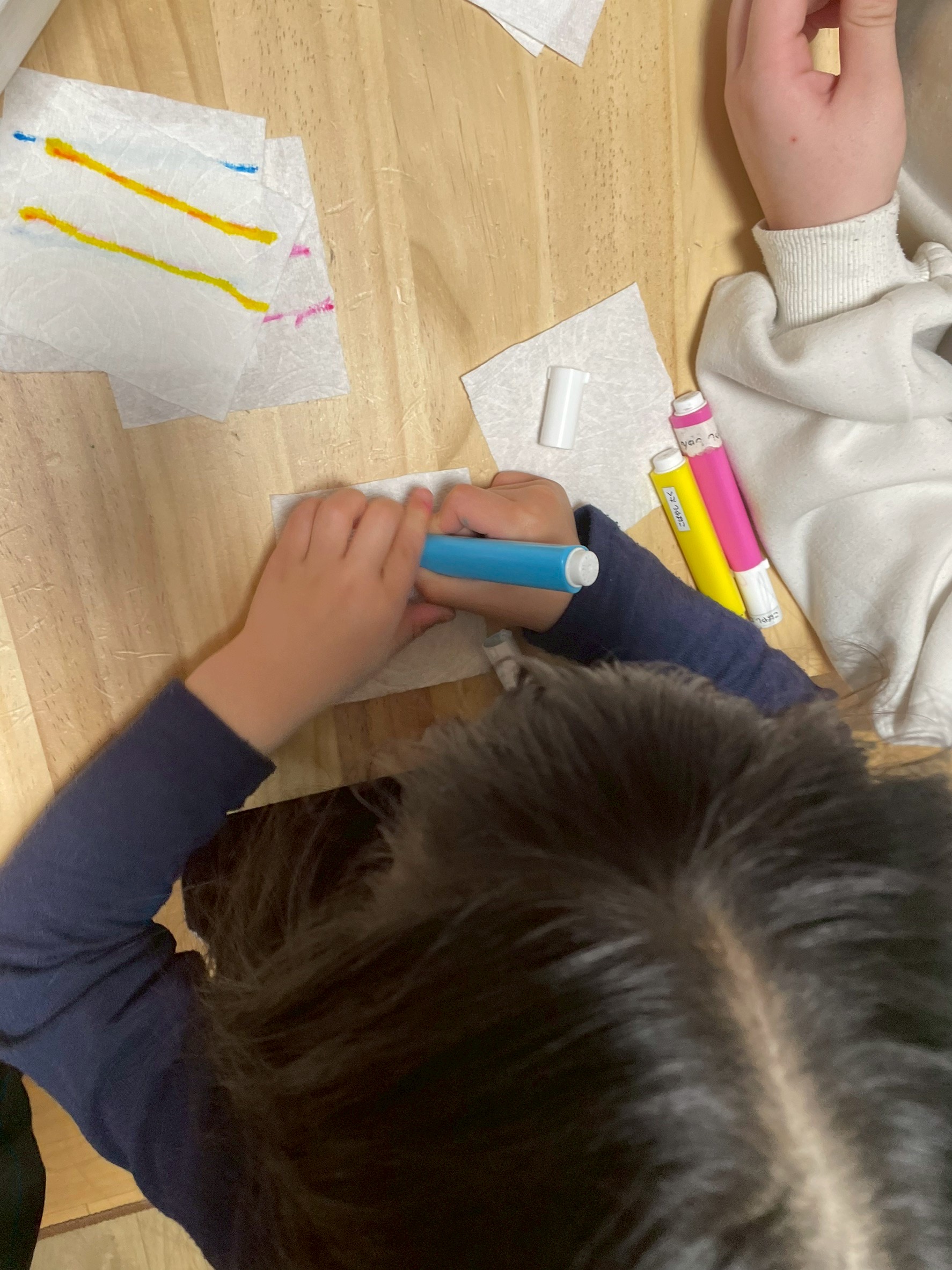 「丸い模様は、お花の芯？」

中心に色を溜めて、後でどう広がるかを想像しながら描くプロセスのカット。