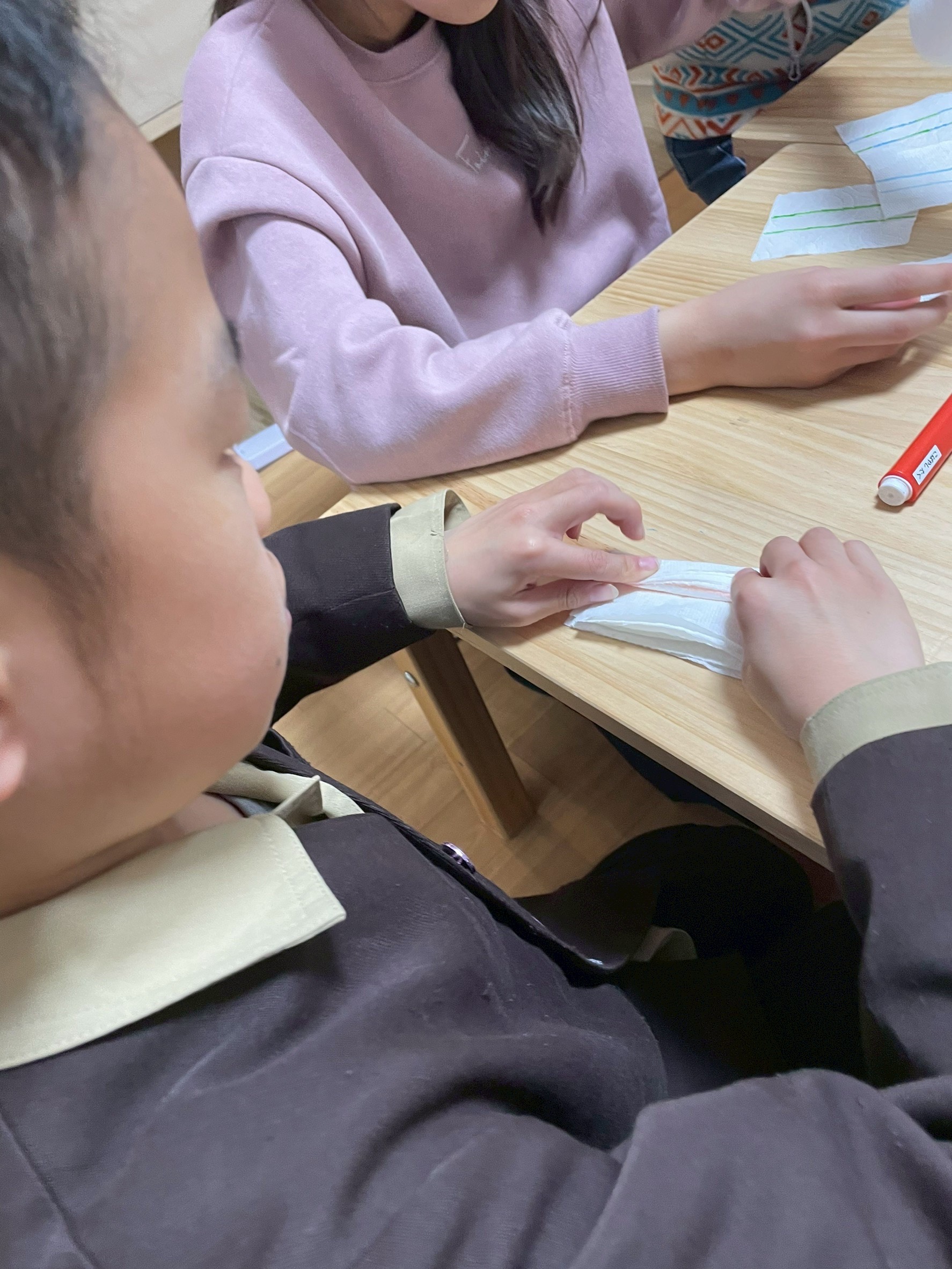 「しましま模様の、幾何学アート。」

規則的に線を引くことで、のぼっていく色の「道」を作る知的な作業。