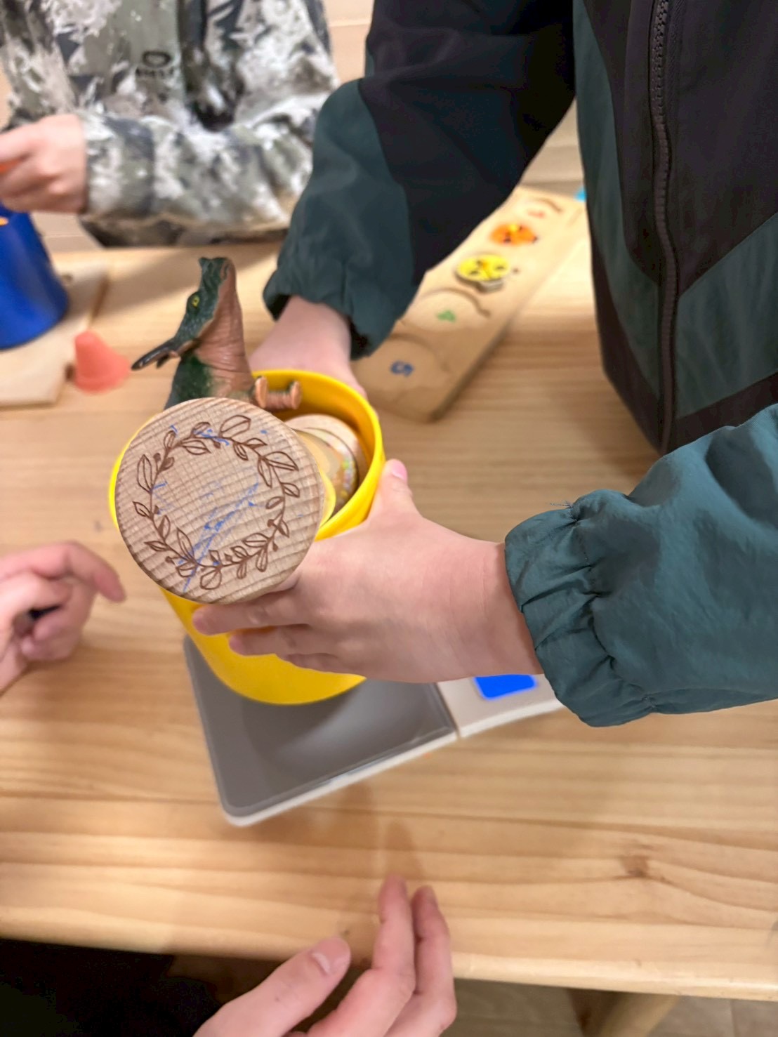 「大きくても軽い、不思議なオブジェ。」

予想外に軽かった大きなアイテムを掲げて、「えーっ！なんで！？」と不思議そうに観察する探究心の1枚。