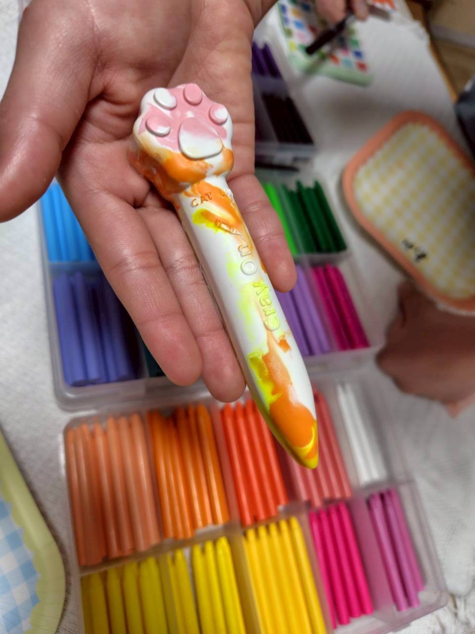 「誕生！世界にひとつの輝き。」

型からポロッと出てきた、ツヤツヤのカスタムクレヨン。光を反射して輝く、作品の美しさを捉えた1枚。