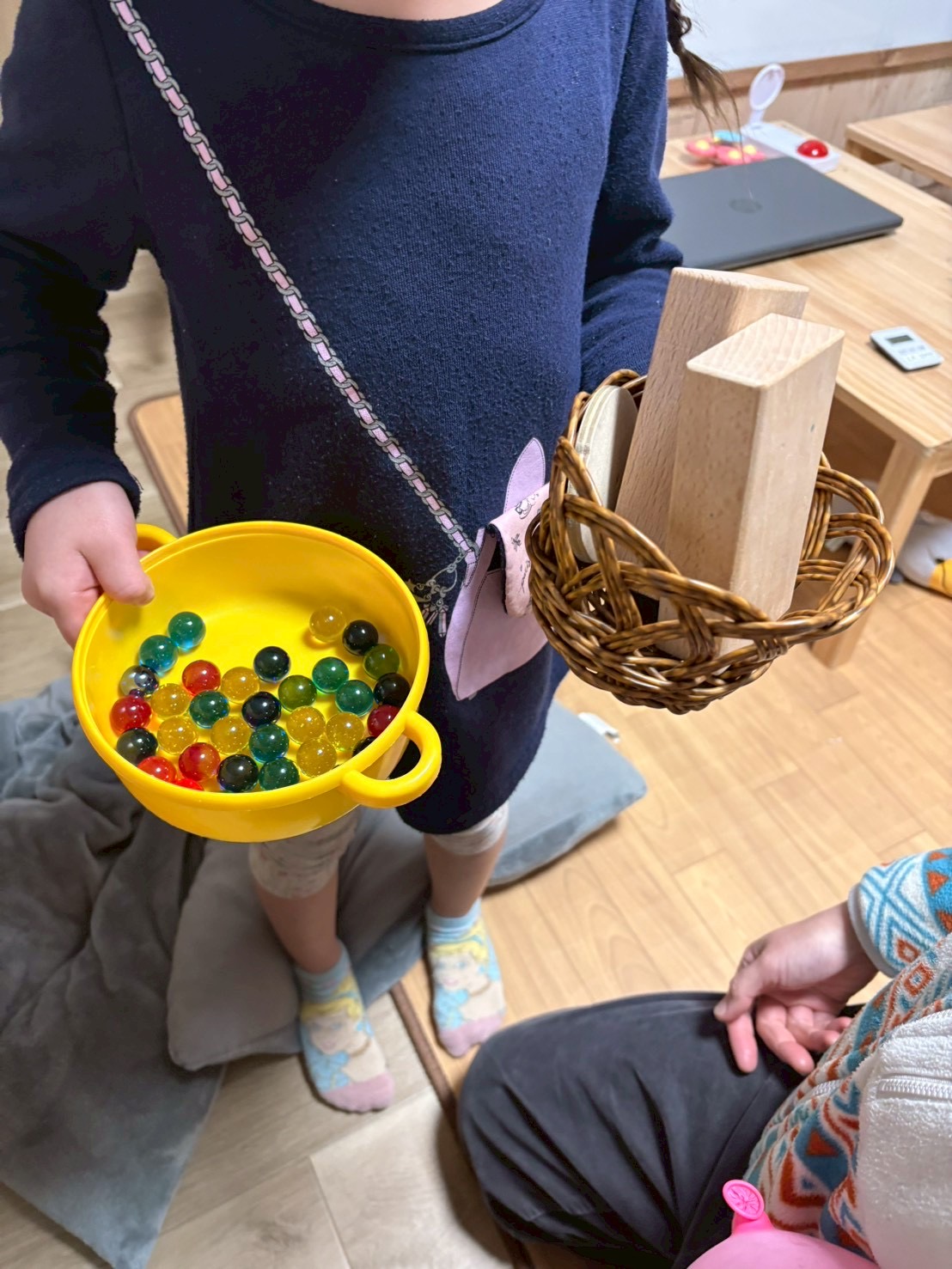 「相談中。重い？それとも軽い？」

お友達と「これ重いよ！」「いや、こっちの方が重いよ」と、おもちゃを交換しながら感覚を共有するコミュニケーション。