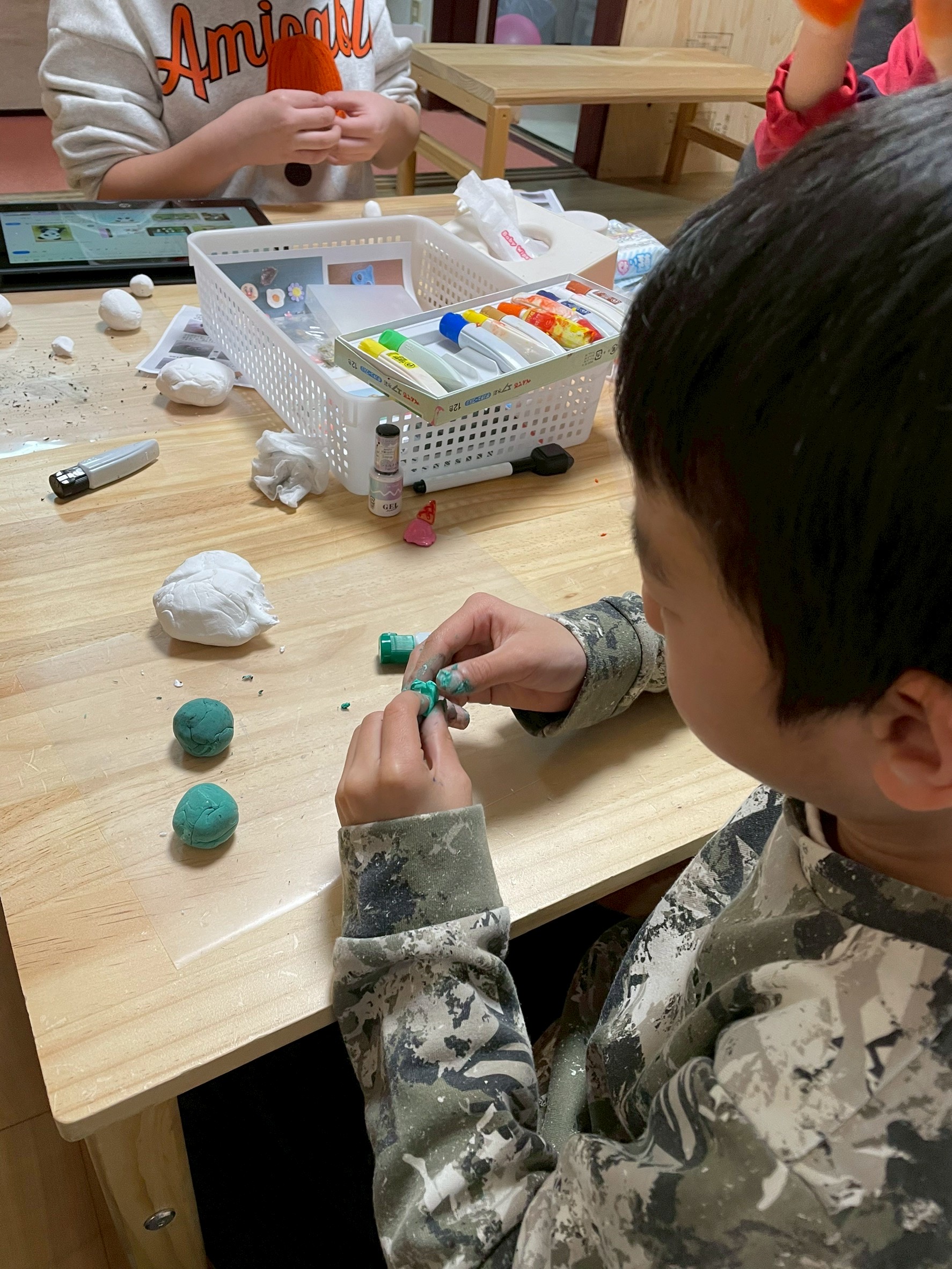 「色彩の調合師、出現。」
白い粘土に絵の具を数滴垂らし、こねるたびに色が変わっていく様子に「わぁっ!」と目が輝く瞬間。