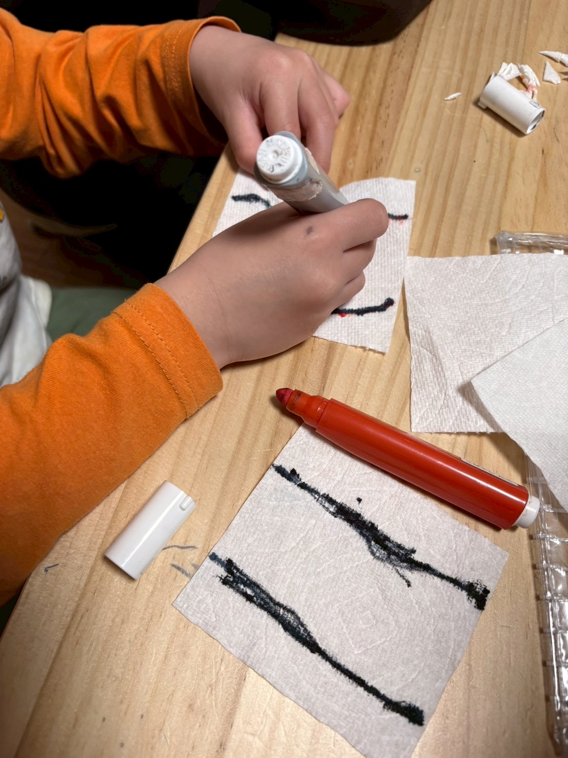 「色のパレット、どれから使う？」

ずらりと並んだ水性ペンから、今日の一色を慎重に選ぶ真剣な眼差し。