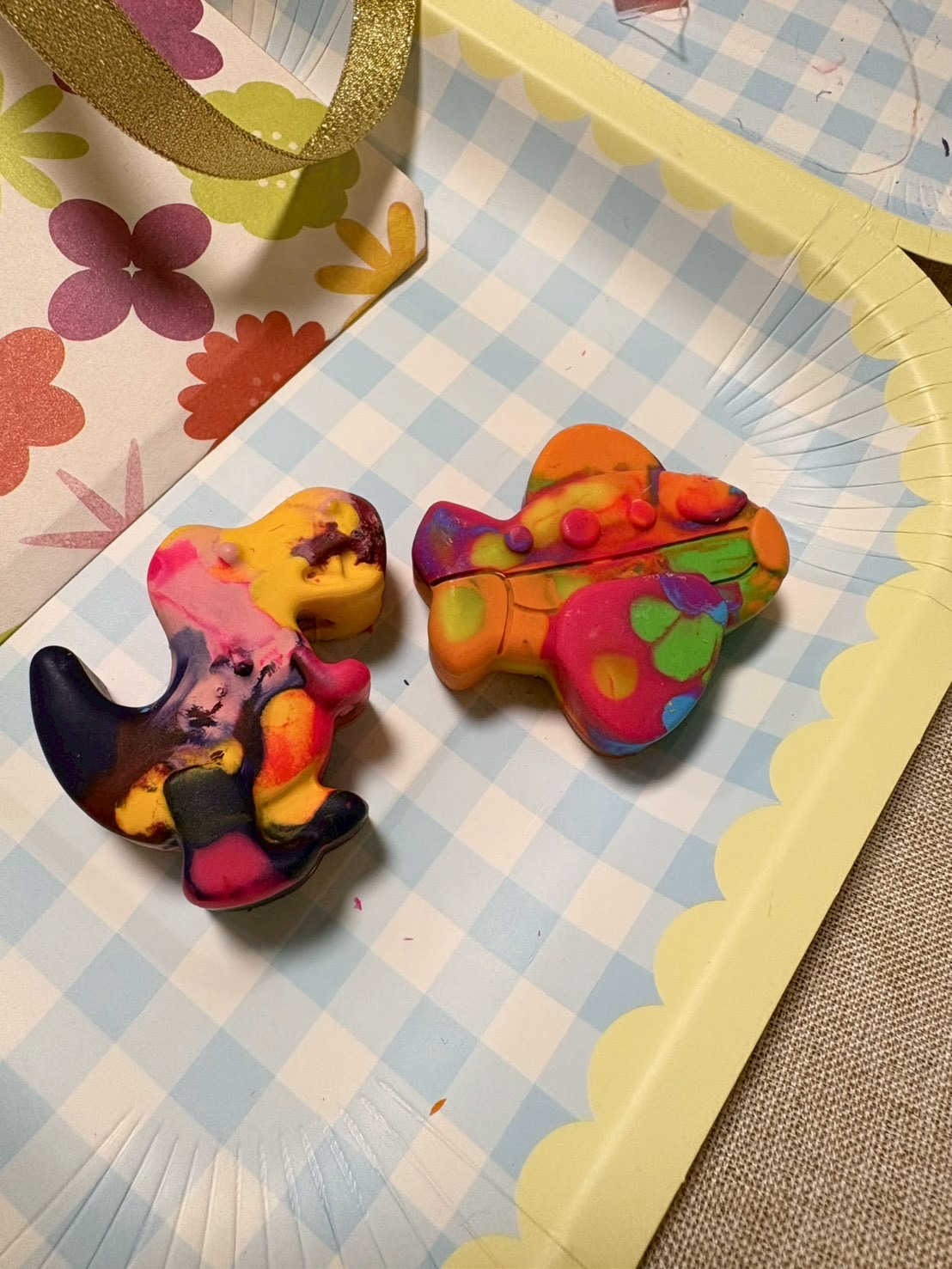 「小さな手のひらの、宝物。」

出来上がったばかりの恐竜（または星）型クレヨンを、壊さないようにそっと包み込む優しい手。