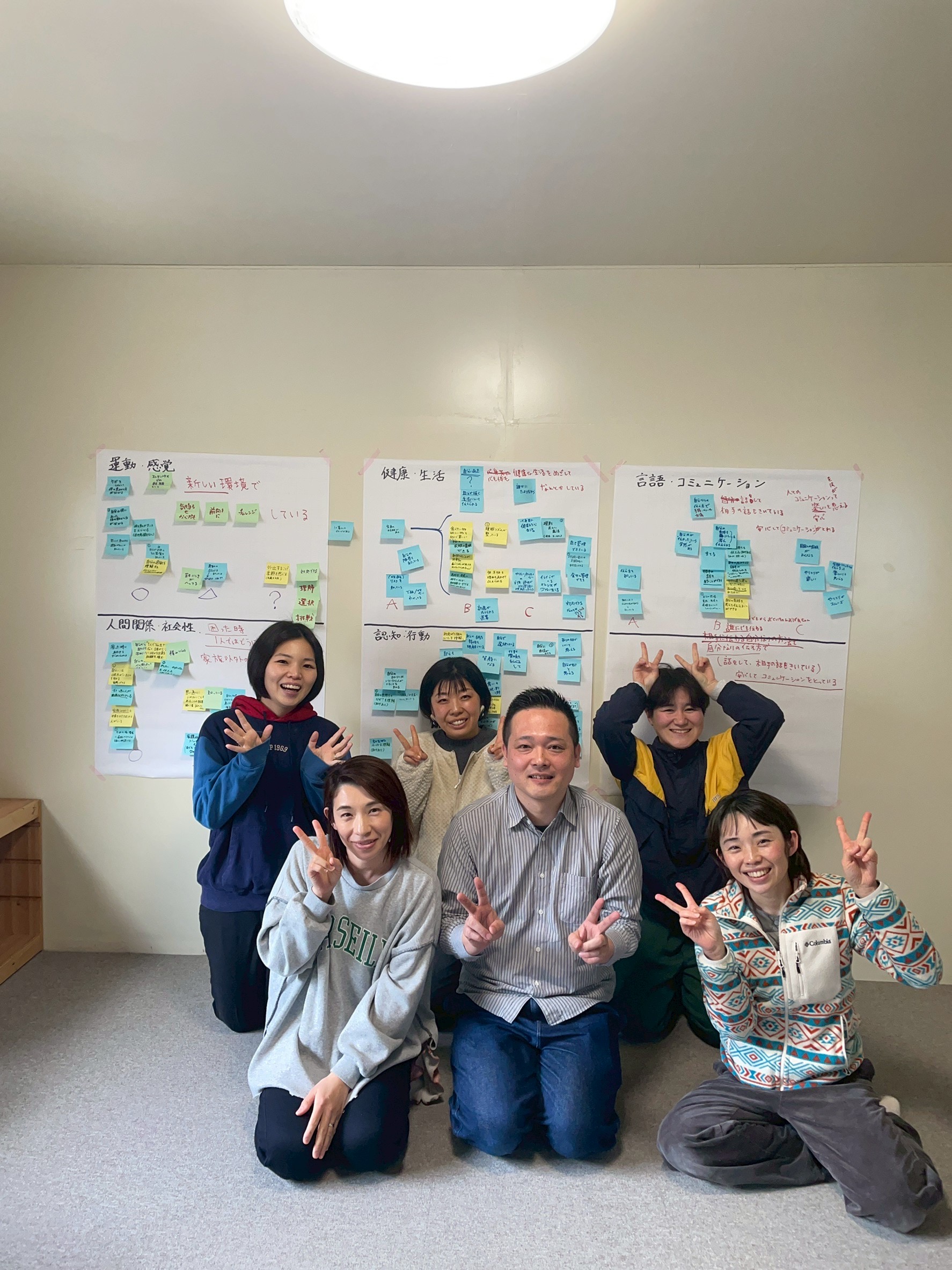 「言葉を研ぎ澄ます、本気の議論。」

「この表現、お母さんに伝わるかな？」と、身を乗り出して言葉を吟味し合うスタッフたちの熱いディスカッション。