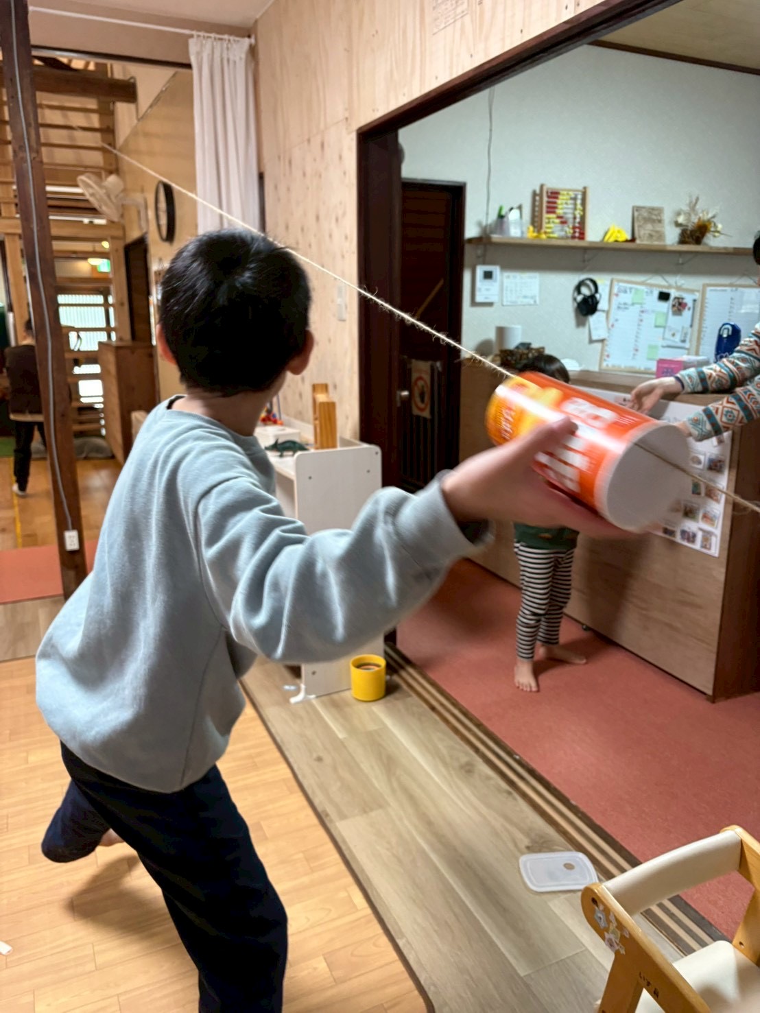 「指先に込める、全集中。」

箱を押し出す瞬間の手のアップ。力を逃さないように、紐と箱の抵抗を感じながら集中を高める「微細運動」のピーク。