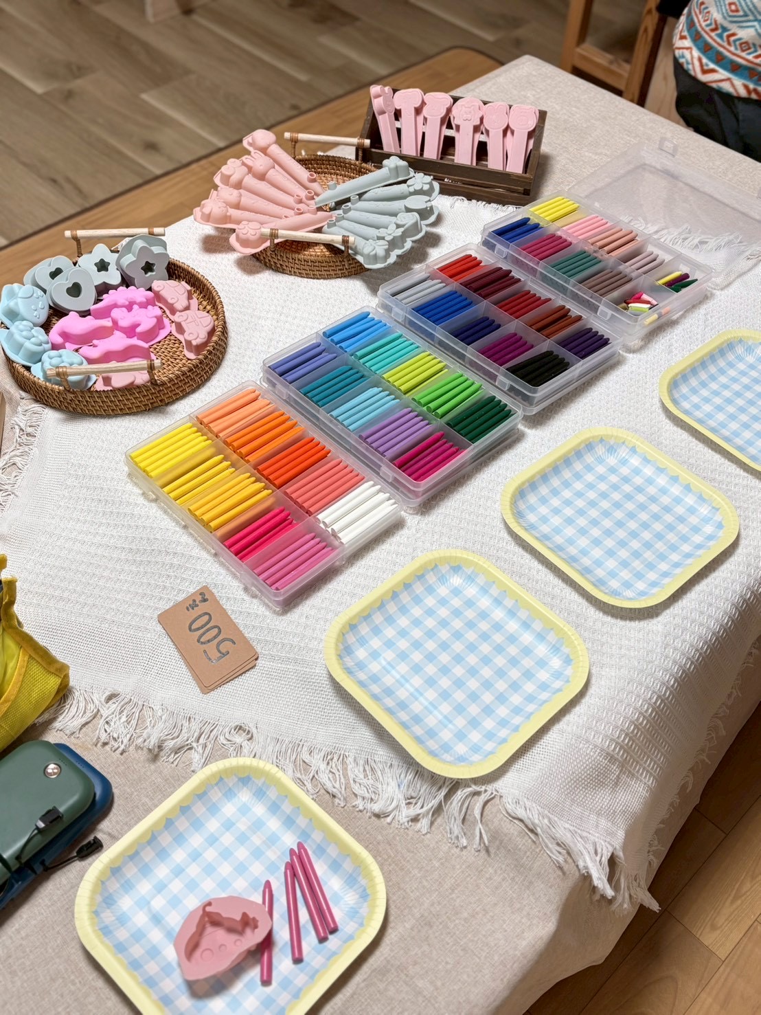 「色の相性、研究中。」

「ピンクと黄色を混ぜたらどうなる？」と、隣で見守る講師の方に質問したり、じっと見比べたりする探究の瞳。