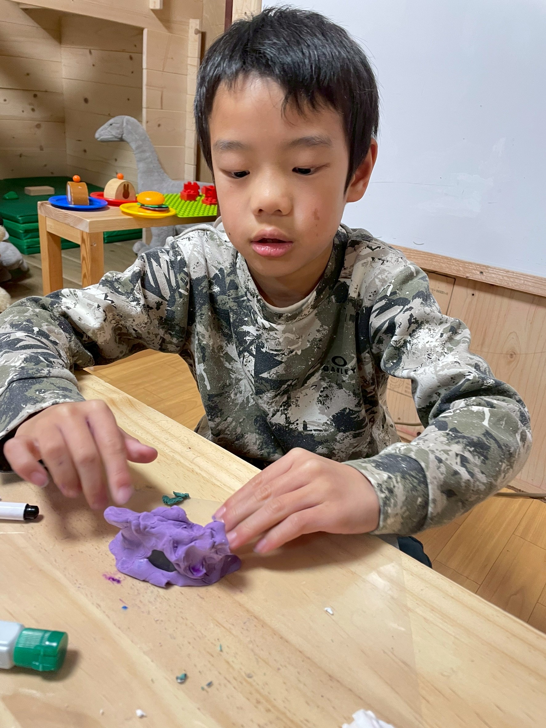 「丸めて、伸ばして、微細運動。」
小さなパーツを指先で丁寧に丸めるアップ。マグネットという小さな世界に集中する、驚異の集中力。