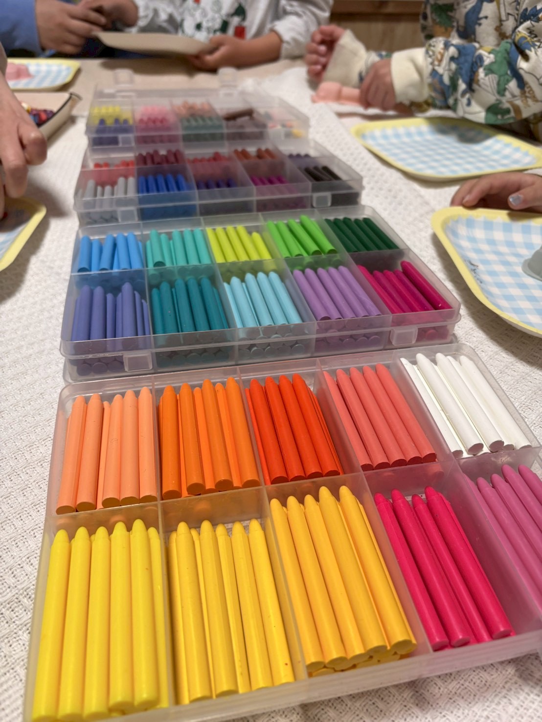 「カラーバイキング、開店！」

テーブルいっぱいに並んだ、宝石のようなクレヨンの欠片たち。その鮮やかさに目を丸くするお子様の表情。