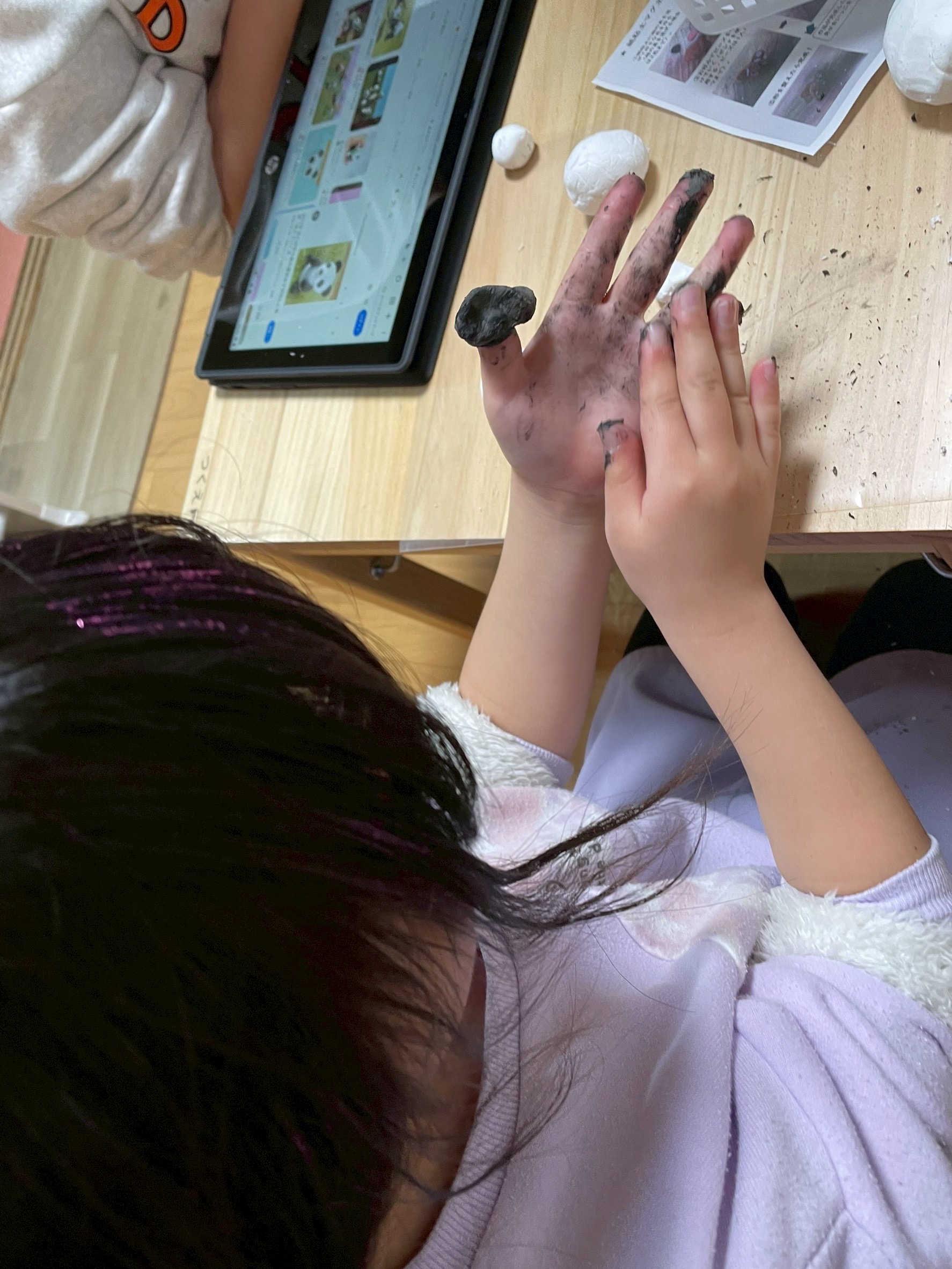 「デジタルとアナログの融合。」
画面上の画像を見ながら、横に置いた紙粘土を触って「この形、作れるかな?」と思案する手元のカット。