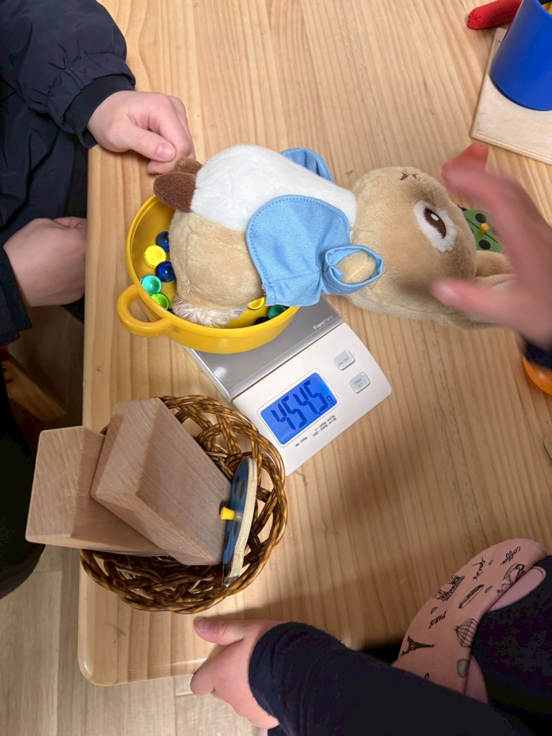 「数字の魔法に、釘付け。」

1g単位で動く数字を、身を乗り出してじっと見つめる子どもたちのグループショット。