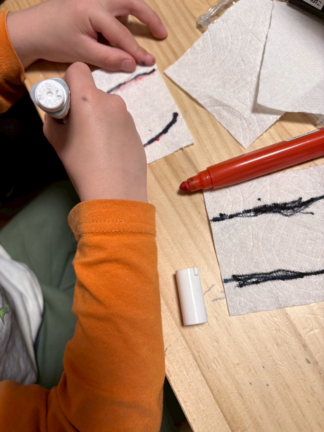 「真っ白なキャンバス、キッチンペーパー。」

デコボコした質感を指で確かめながら、ペンを構える導入の1枚。