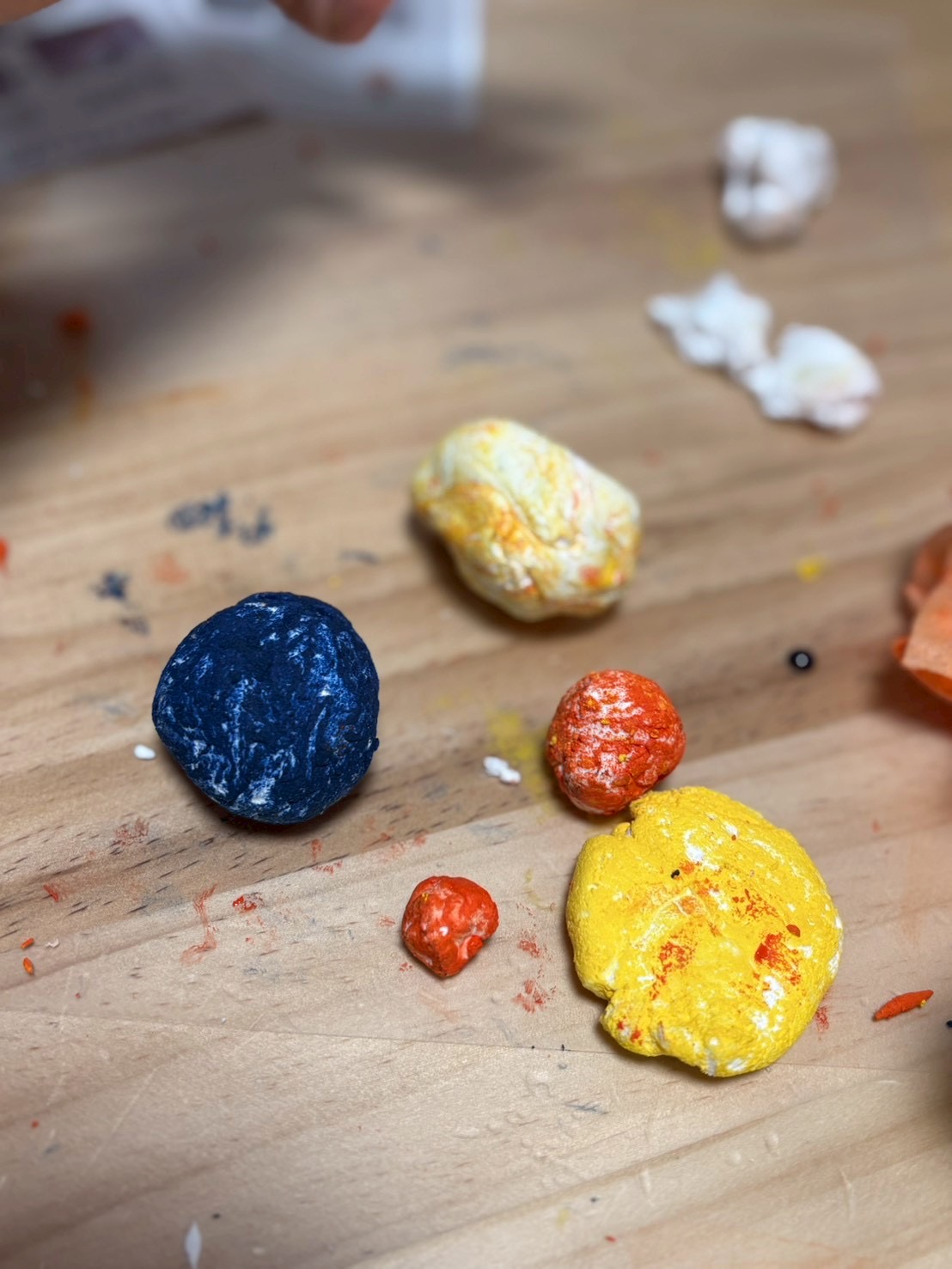 「リビングに並ぶ、個性のパレード。」
乾燥中のマグネットがズラリ。一つとして同じものがない、多様性を象徴する集合写真。