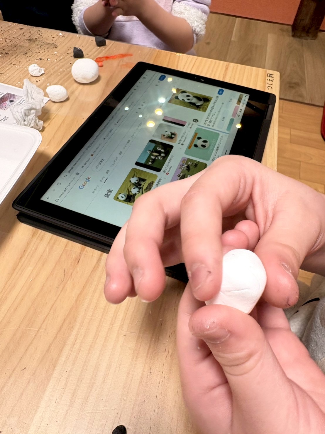 「小さな研究員、リサーチ開始。」
MacBookの画面を真剣に見つめ、大好きな動物やキャラの色をメモしたり観察したりする、知的探究心溢れる表情。