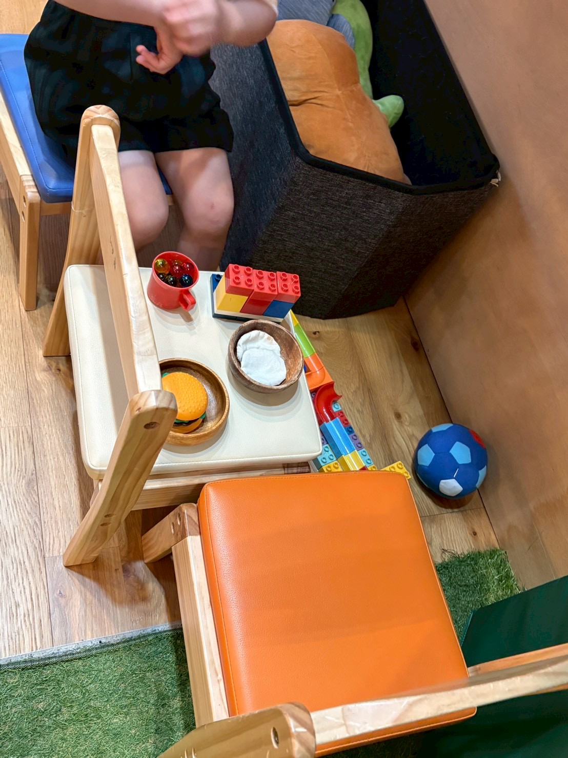 「イートインスペースの賑わい。」

買ったばかりの「バーガー」を囲んで、みんなで食べる真似をしながら談笑する、穏やかで温かな光景。