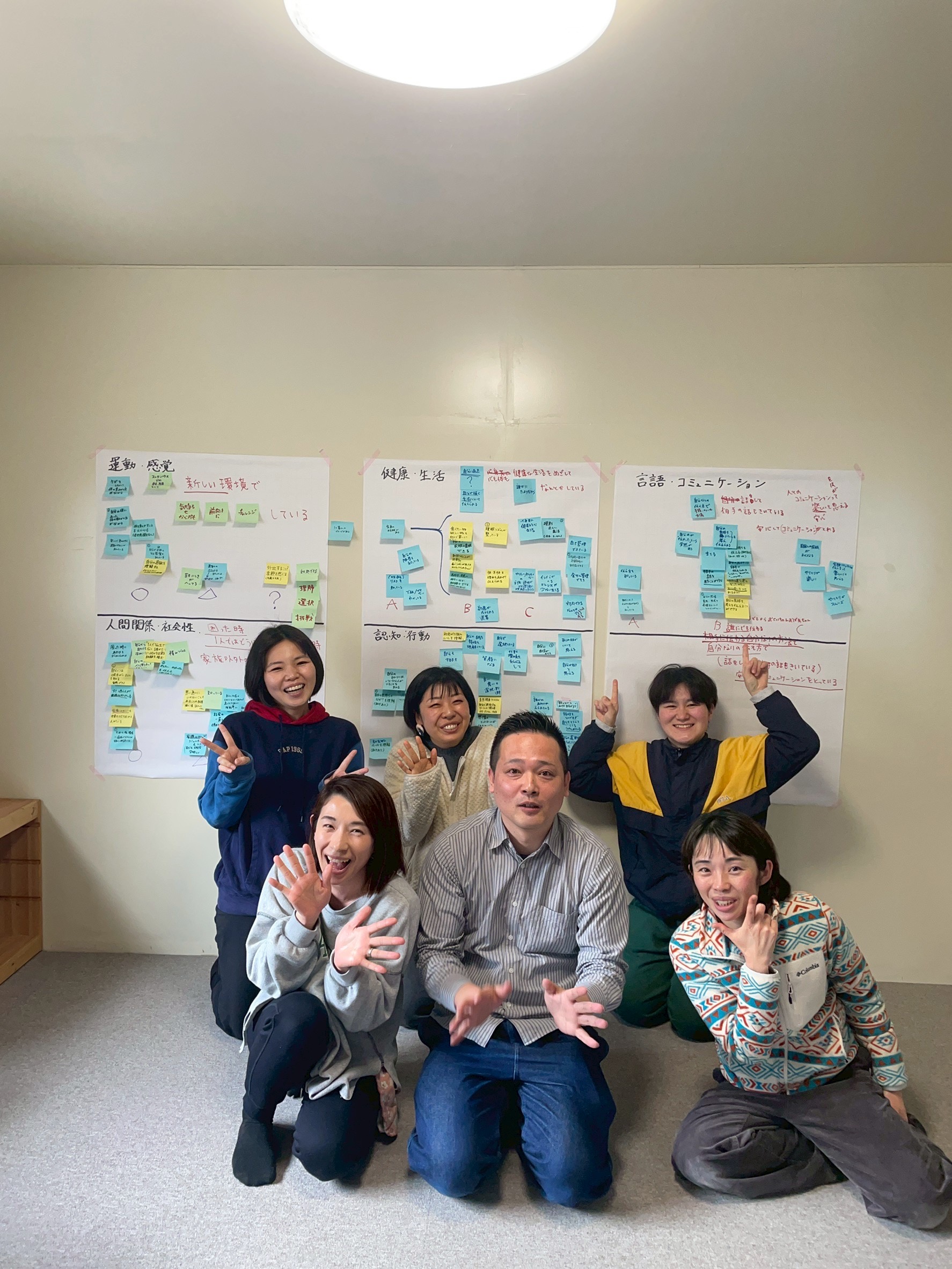 「指針はいつも、SMILE FAMILY。」

議論が白熱した時、壁に掲げられたスローガンを指差し、本質に立ち返るスタッフのシルエット。