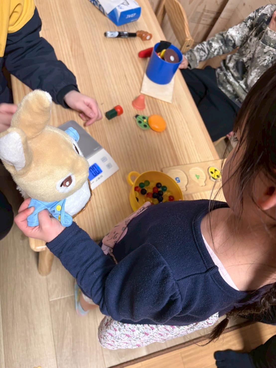 「これくらいかな？運命の計量前。」

両手にそれぞれ違うおもちゃを持ち、天秤のように腕を動かして重さを比べている真剣な表情。