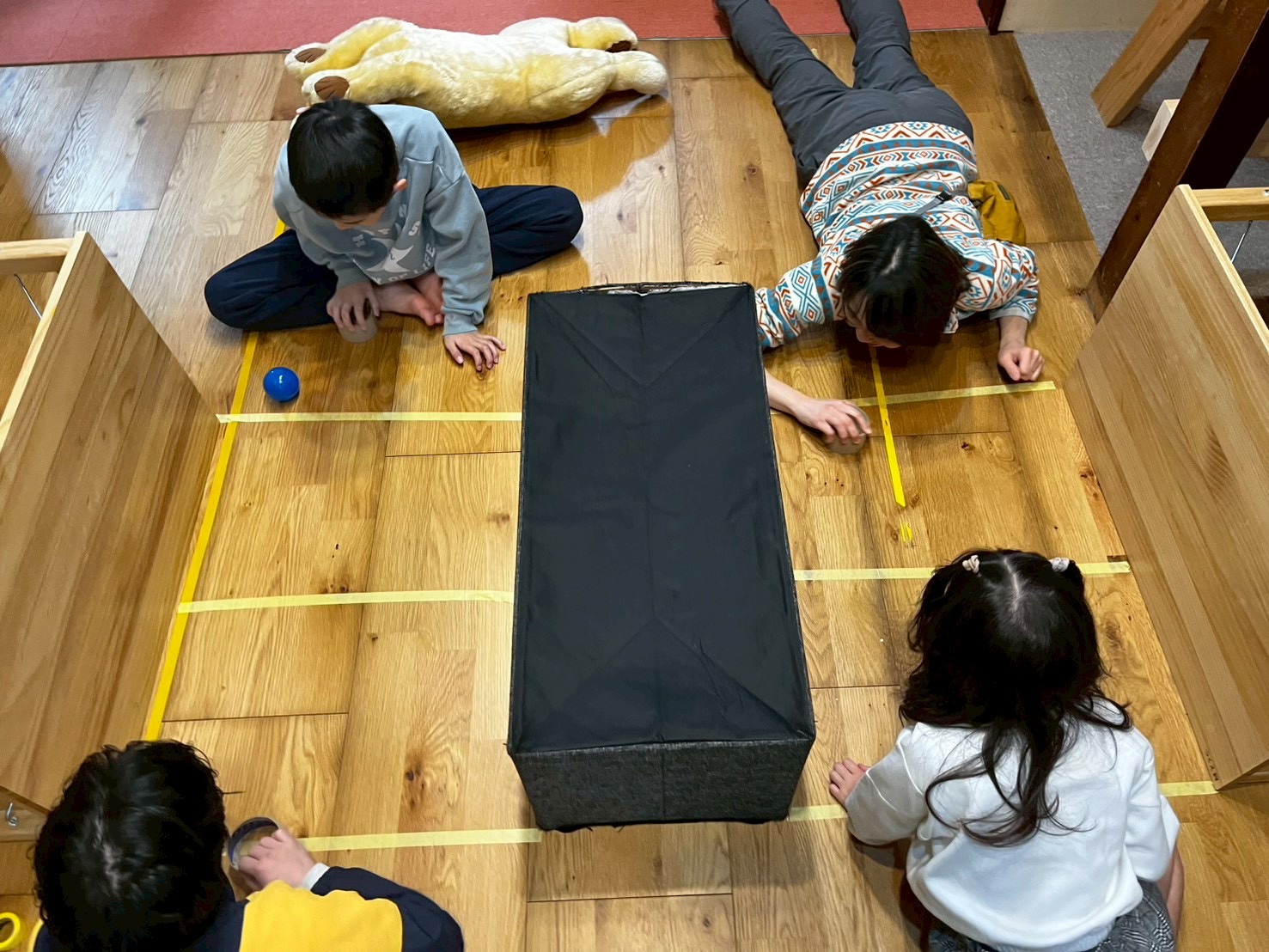 「勝利のハイタッチ、0円のスタジアム。」

ガムテープの線の内側で、ゴールが決まってスタッフや友達と大喜びするシーン。身近な素材だけで「最高に楽しい」が作れることを証明する笑顔のラストカット。