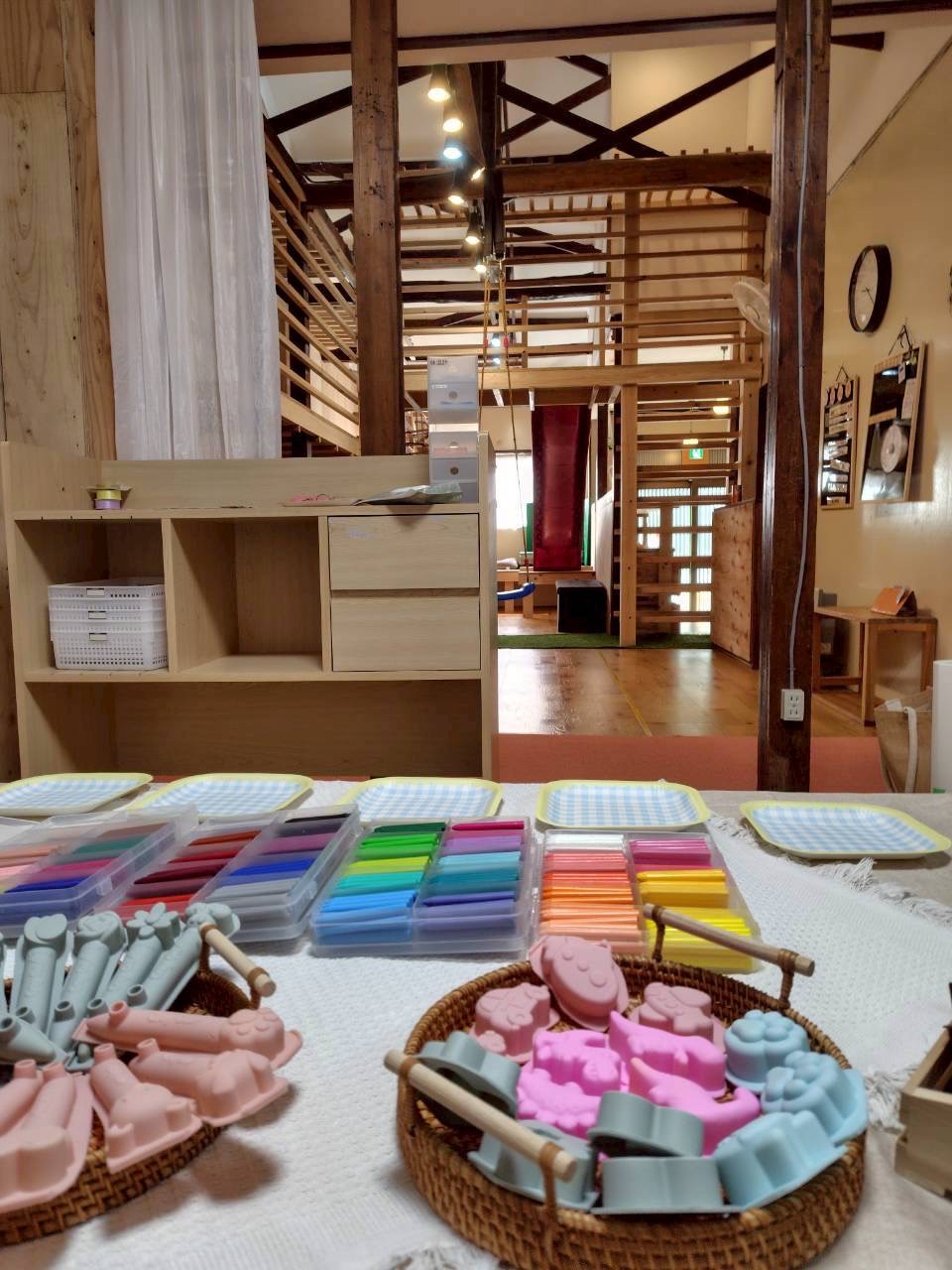 「どれにしようかな？真剣な指先。」

迷いながらも、一つひとつ欠片をピックアップする手元のアップ。自分の「好き」を探す大切な時間。